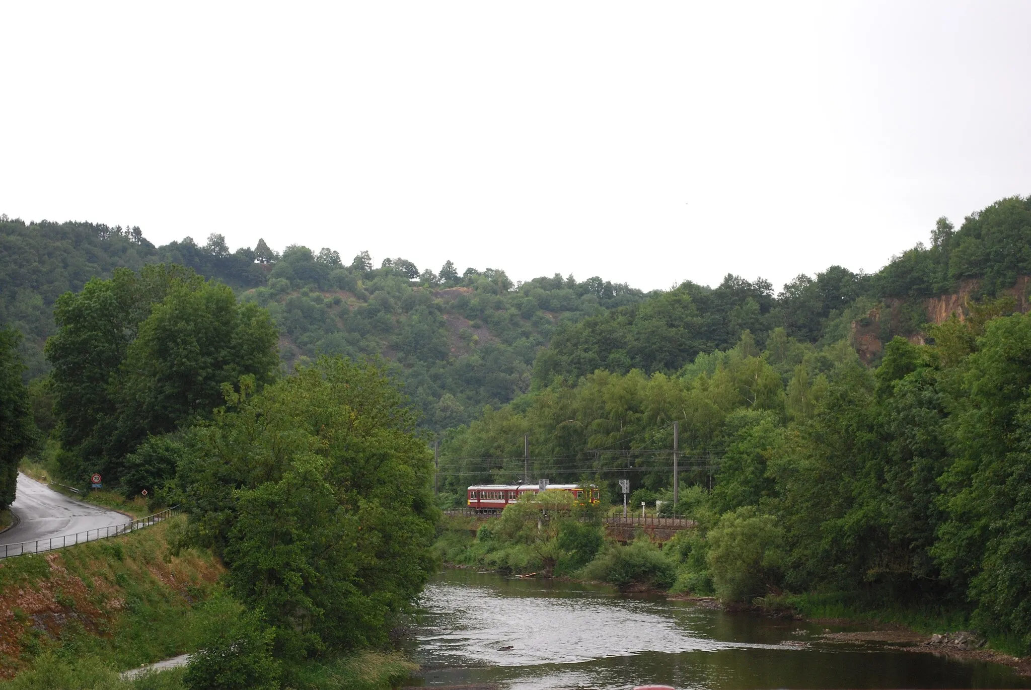 Photo showing: Comblain-la-Tour : vue sur l'Ourthe vers l'aval et la voie du chemin de fer sur la rive droite, vers Liège.