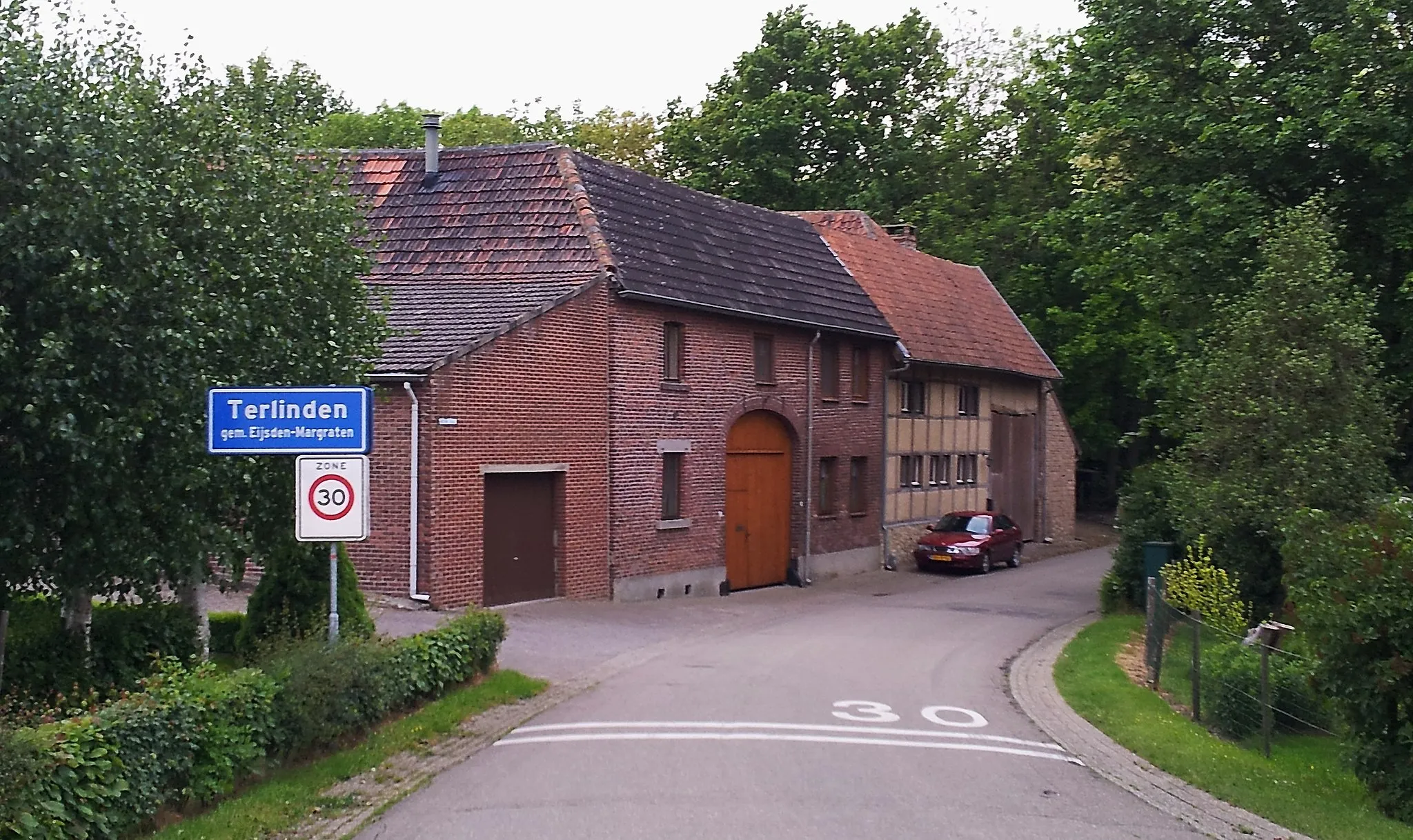 Photo showing: Terlinden, a small hamlet in the municipality of Eijsden-Margraten in the southern part of the Netherlands. The southeastern approach of the village.