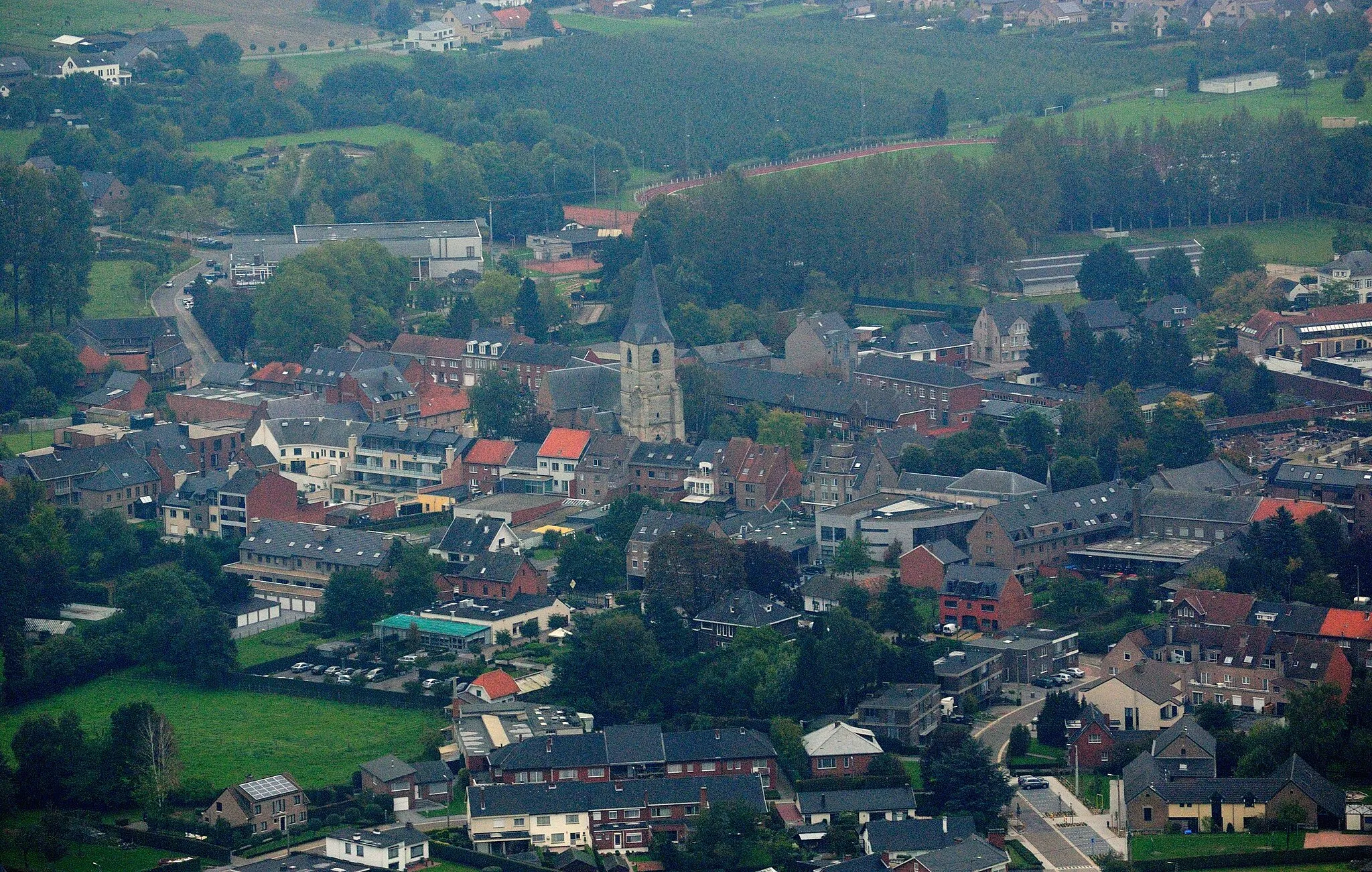 Photo showing: Aerial view of central Alken, Belgium. Near the centre of the picture is Saint Aldegonde's church. Nikon D60 f=105mm f/7.1 at 1/800s ISO 800. Processed using Nikon ViewNX 1.5.2 and GIMP 2.6.6.