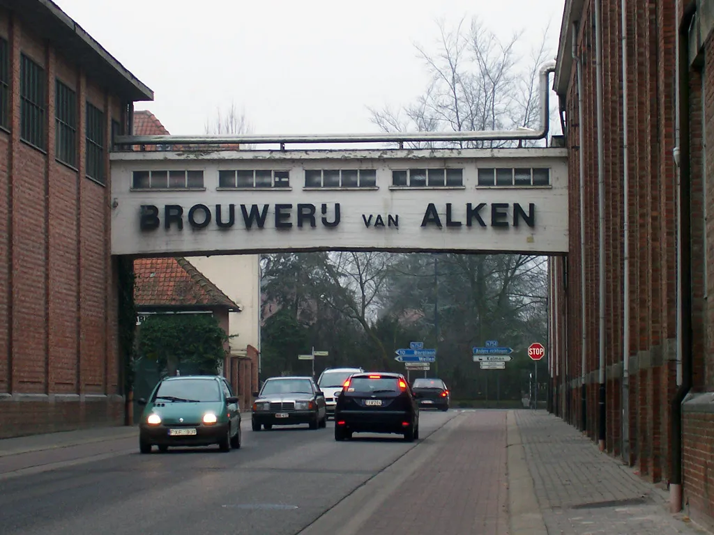 Photo showing: Foto van een deel van de Brouwerij te Alken (België), waar oa. het pilsbier Cristal Alken gebrouwen wordt.

Foto is van eigen hand en mag vrij verspreid worden.