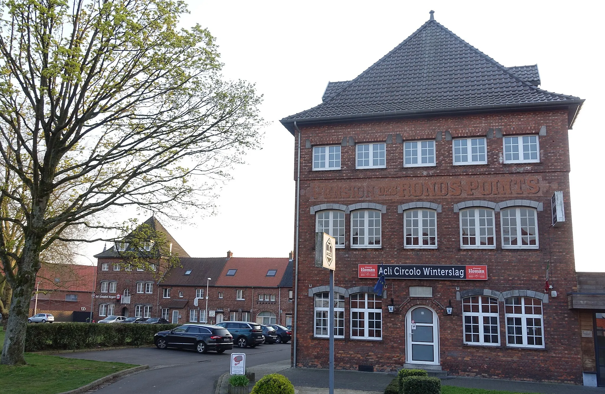 Photo showing: Het vroegere logementshuis "Pension des Ronds-points" op de hoek van de 'Clos des Cytises' uit 1919-1920 in de "Eerste Cité"  van de koolmijn van Winterslag (Genk)