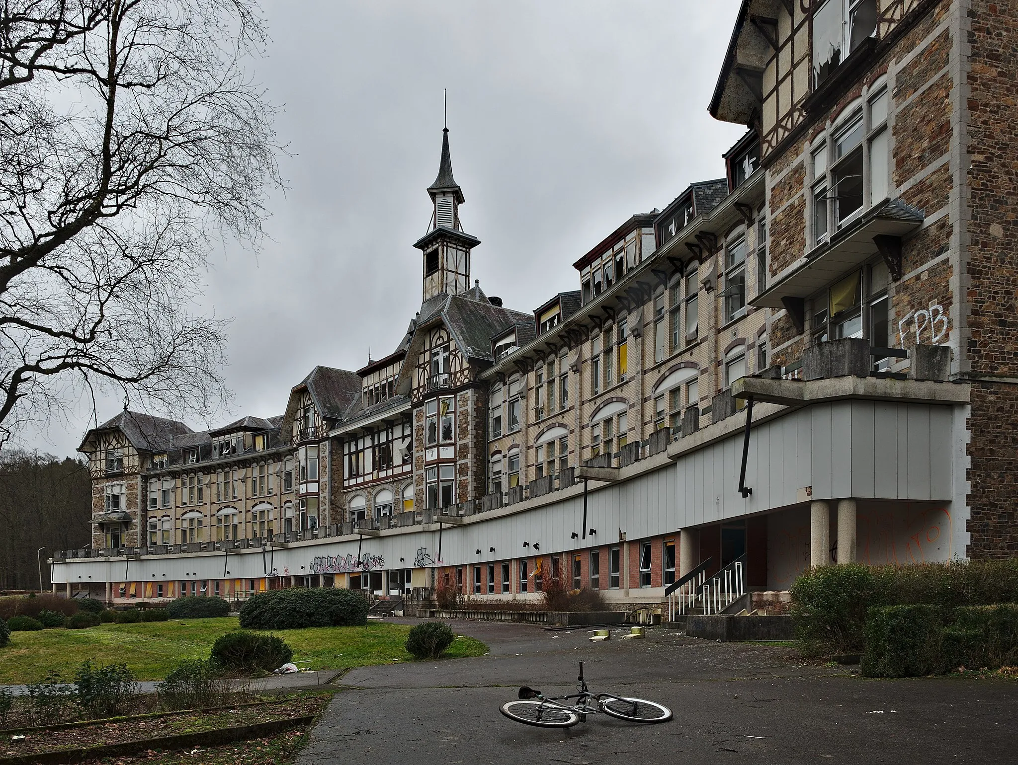 Photo showing: Sanatorium du Basil and a bicycle, looking West (Stoumont, Belgium, DSCF3491)