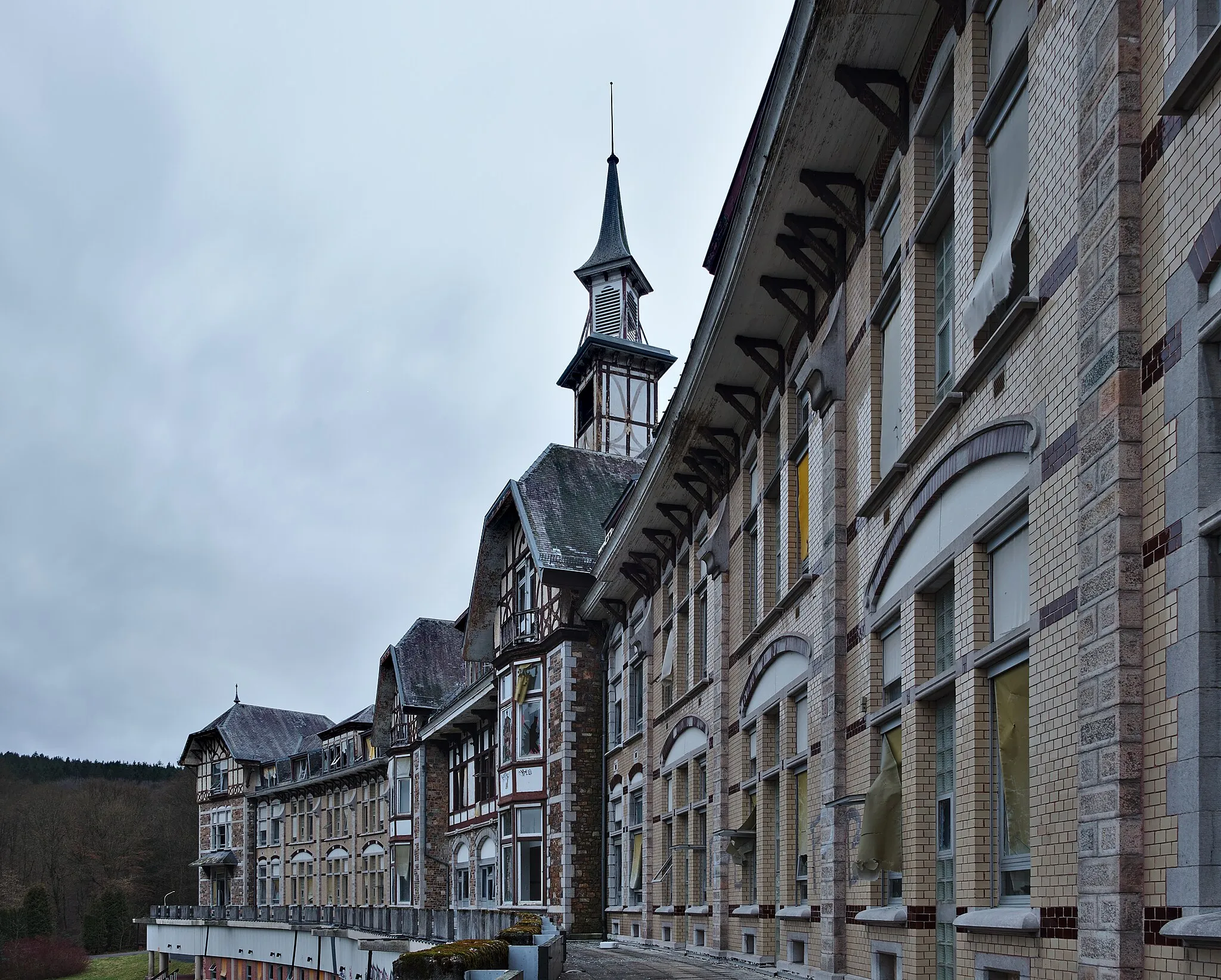 Photo showing: Sanatorium du Basil front deck looking West during the evening civil twilight in Stoumont, Belgium (DSCF3608)