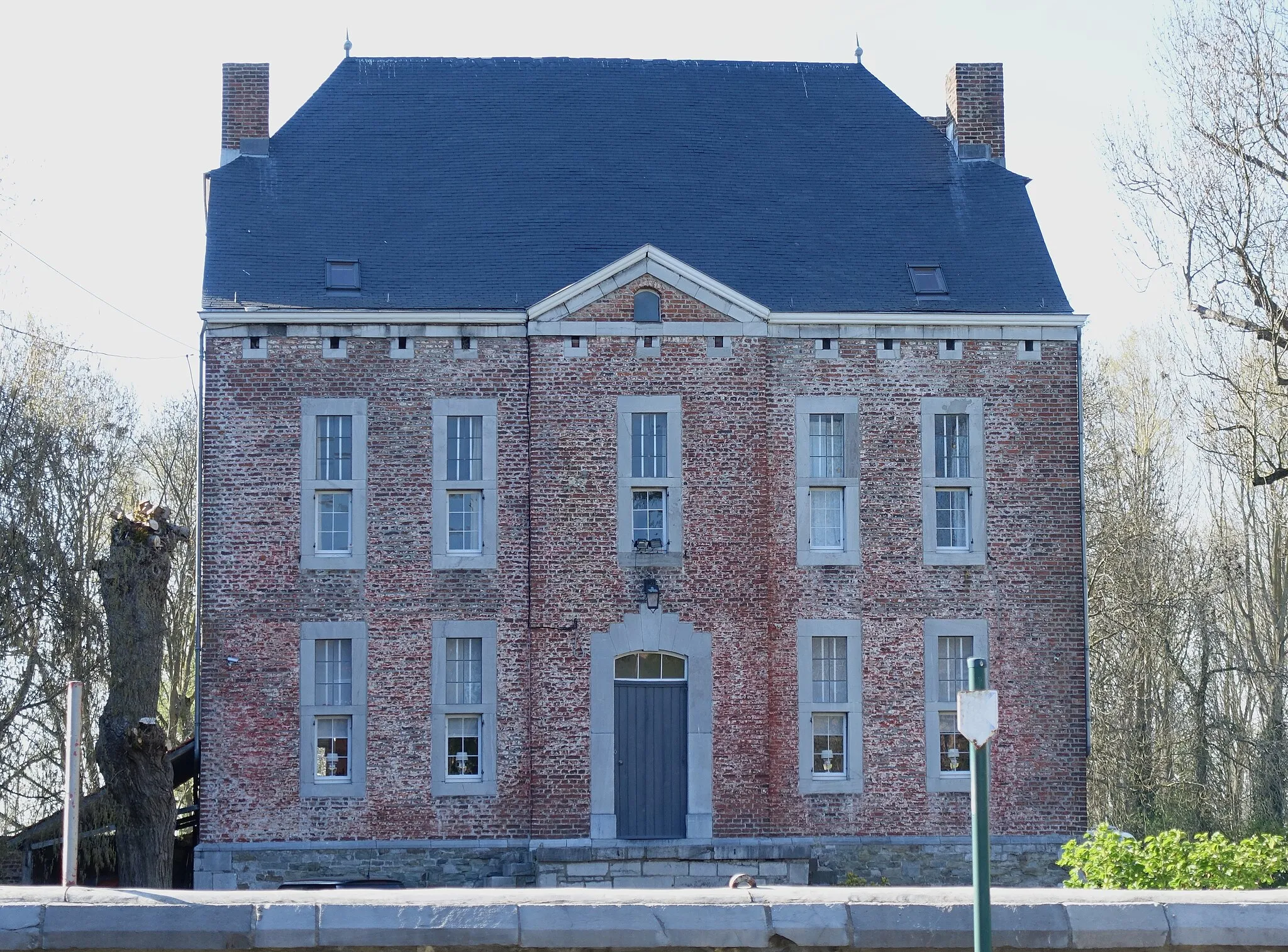 Photo showing: Le «Manoir» d'Omal datant du 18 ieme siècle (1720) construit sur les bases de l'ancien château d'Omal (Geer).
Après plusieurs destructions, seul 30 % du domaine est actuellement visible. Il reste la base centrale, une partie de la grange accolée au logis des domestiques  ainsi que le fournil du château.
Le domaine est, dans son entièreté, classé au patrimoine de la Région Wallonne.

Propriété en restauration appartenant à la même famille depuis 4 générations.