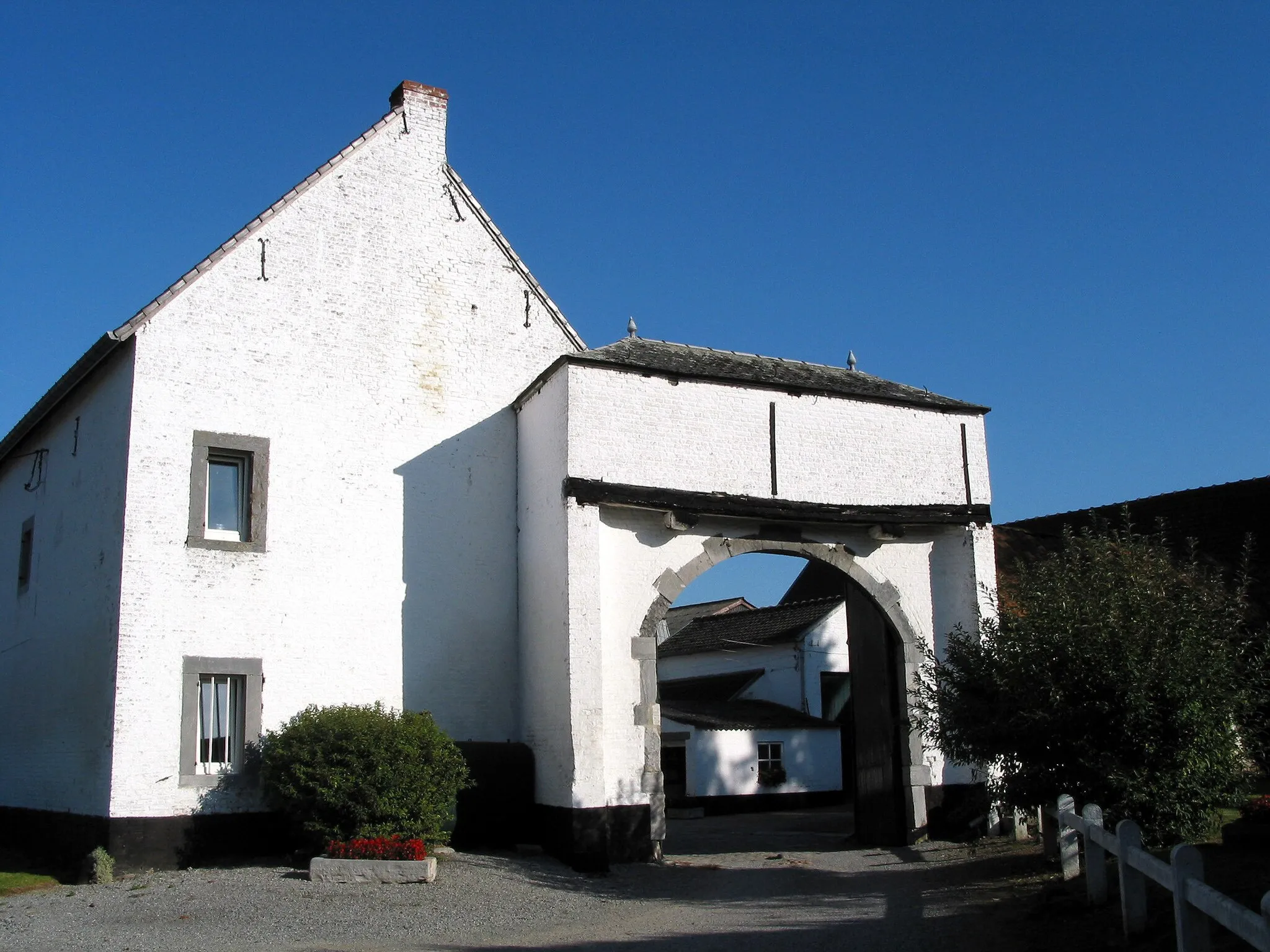 Photo showing: Lens-Saint-Remy (Belgium), typical farm.