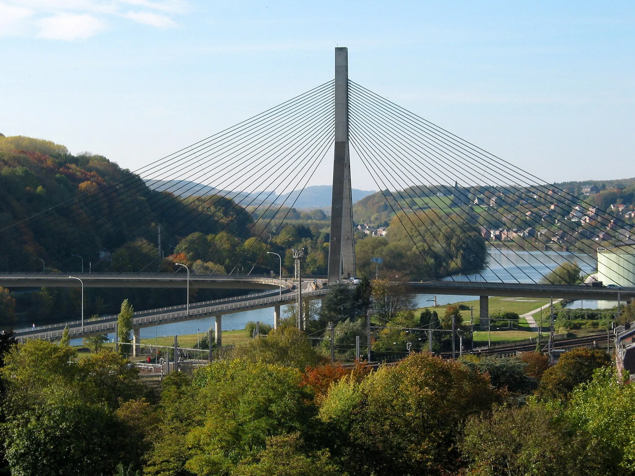 Photo showing: Wanze (Belgium),  the "Père Pire" bridge , the Meuse river and the sugar refinery.