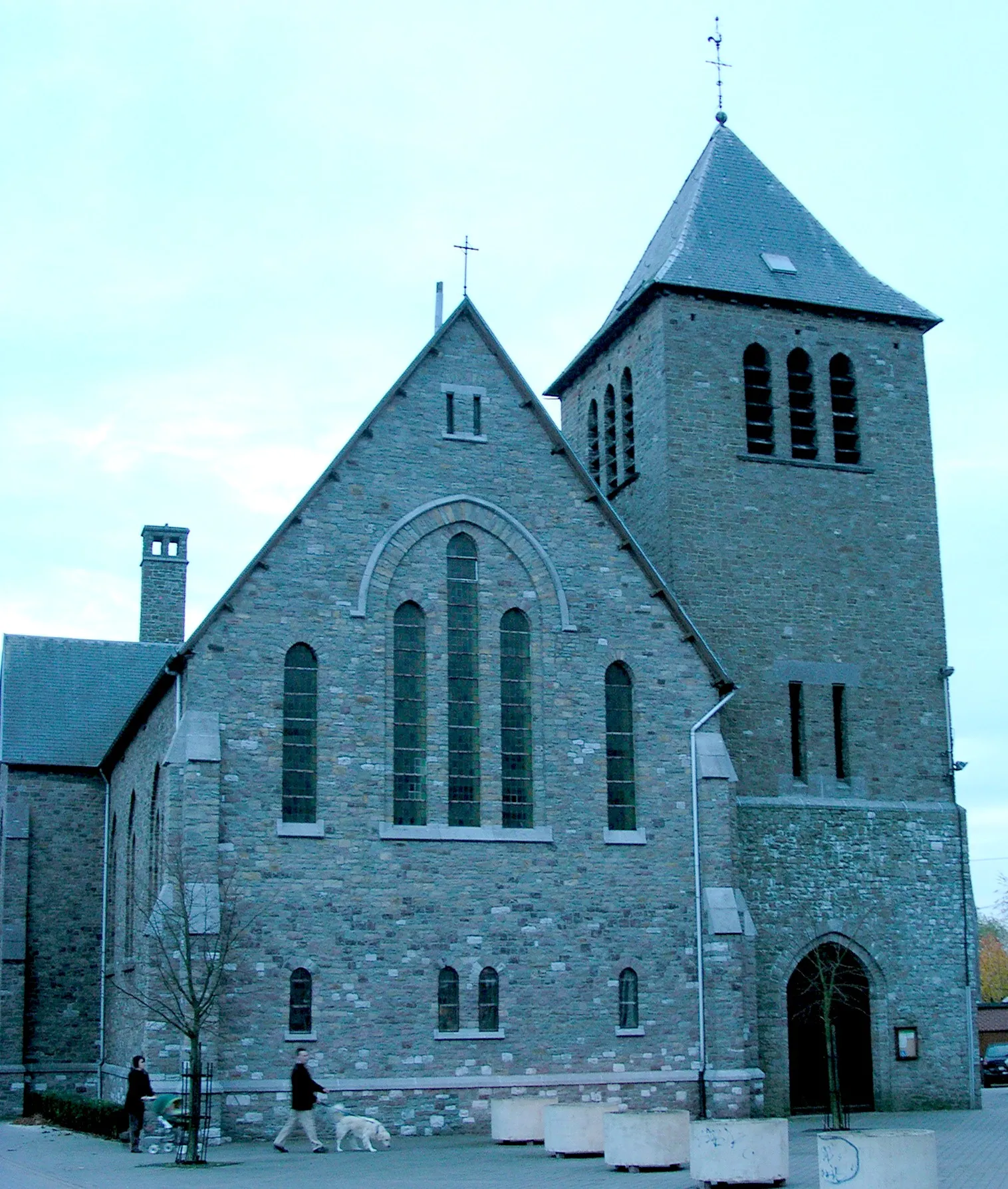 Photo showing: Magnée (Ortsteil von Fléron), Kirche St. Antonius von Padua

Dédiée à St Antoine de Padoue, l'église de Magnée fut transformée en église avant la Seconde Guerre Mondiale. Elle a été reconstruite après la guerre.