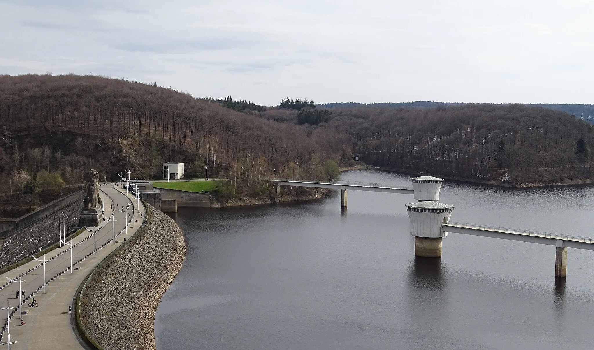 Photo showing: The Gileppe Dam (French Barrage de la Gileppe), an arch-gravity dam on the Gileppe river in Jalhay, Liège province, Wallonia, Belgium.