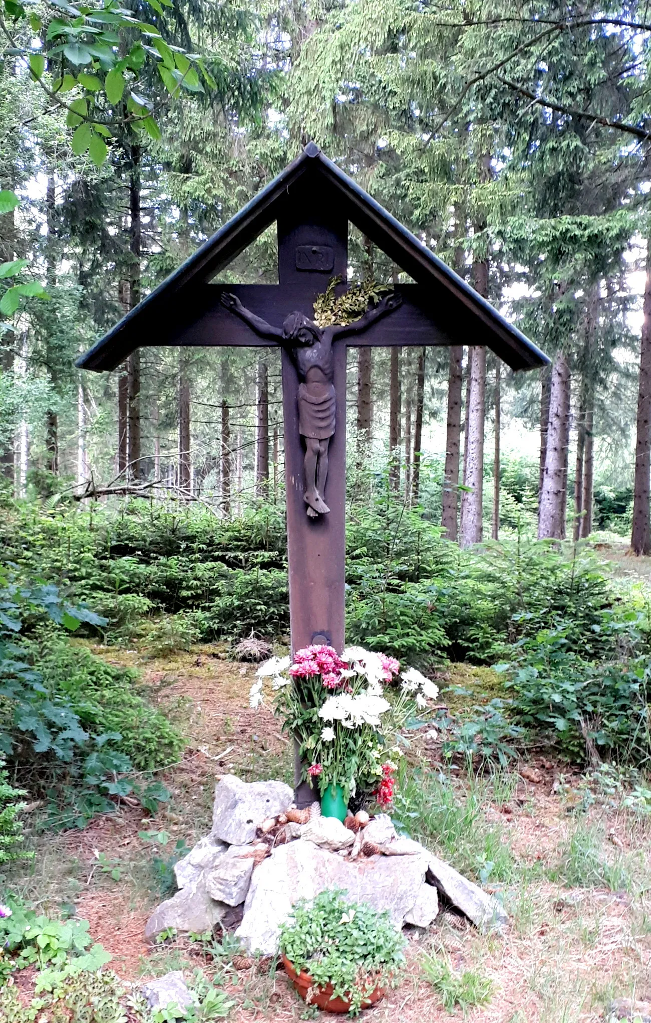 Photo showing: Wegekreuz an der "Alten Zweifaller Straße" bei der Hütte "Am Kartoffelbäumchen" im Hürtgenwald. Plaketteninschrift: "A. D: 1960 errichten die Stolberger Heimbach-Pilger dieses Bußkreuz"