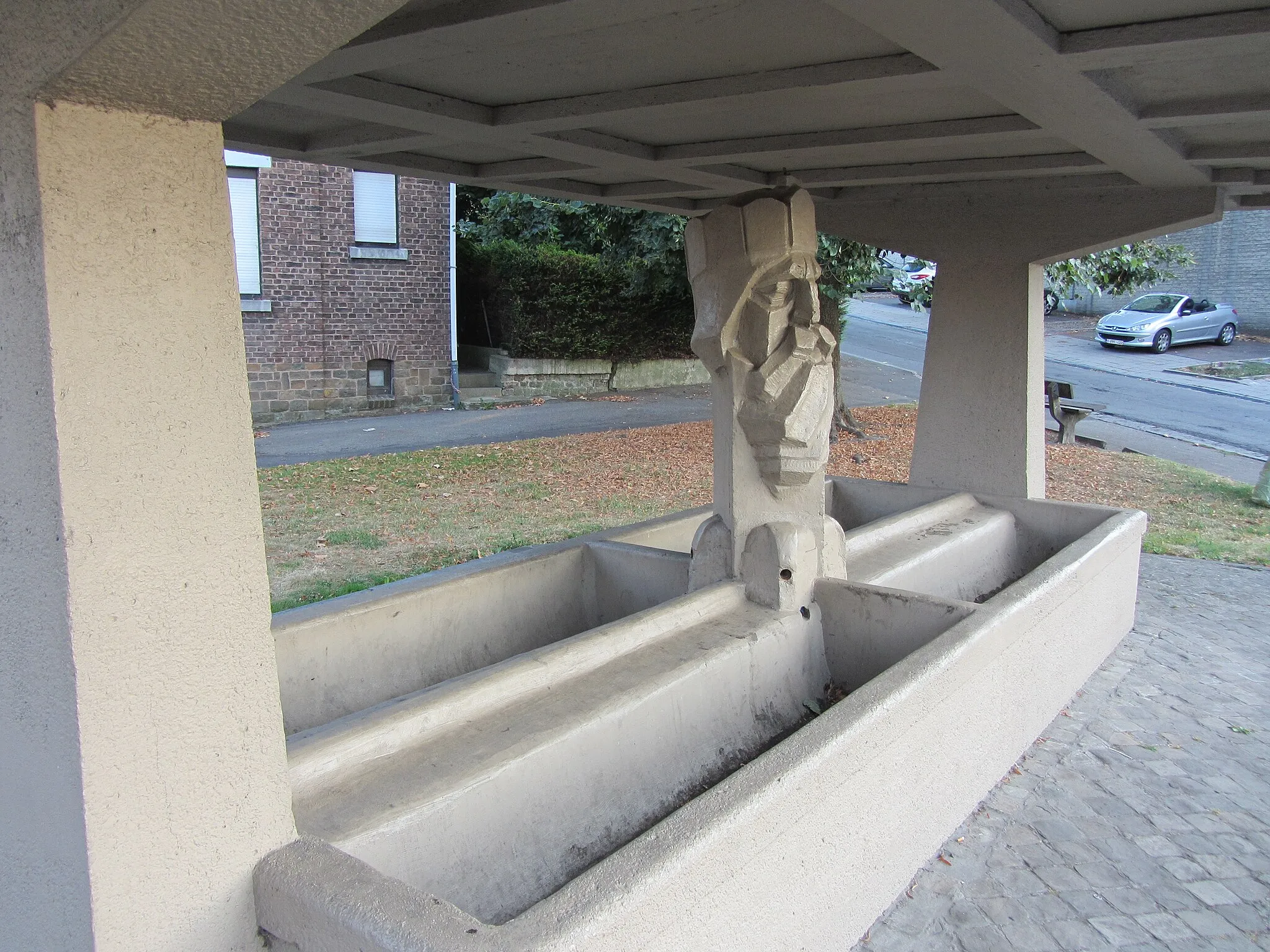 Photo showing: Jupille-sur-Meuse, lavoir public Charlemagne construit en 1924 au coin de la rue Jean Hermesse et de la rue des Trixhes. Le buste de Charlemagne a été sculpté par Oscar Berchmans.