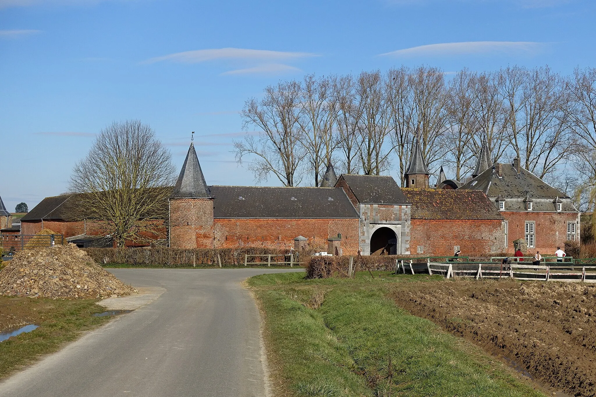 Photo showing: Château-ferme de Montigny à Hanret (Éghezée); reconstruit en 1652, encore partiellement entouré d’eau,