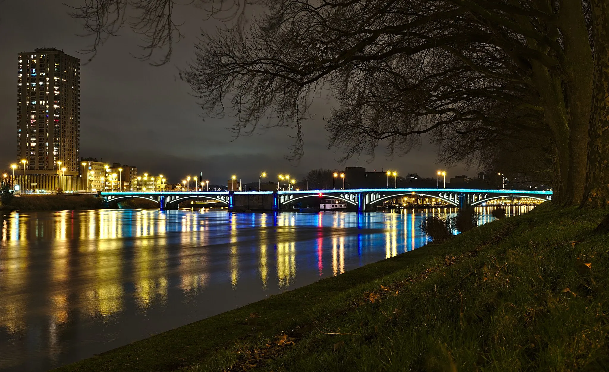 Photo showing: Pont Atlas at night in Liege, Belgium (DSCF3324)