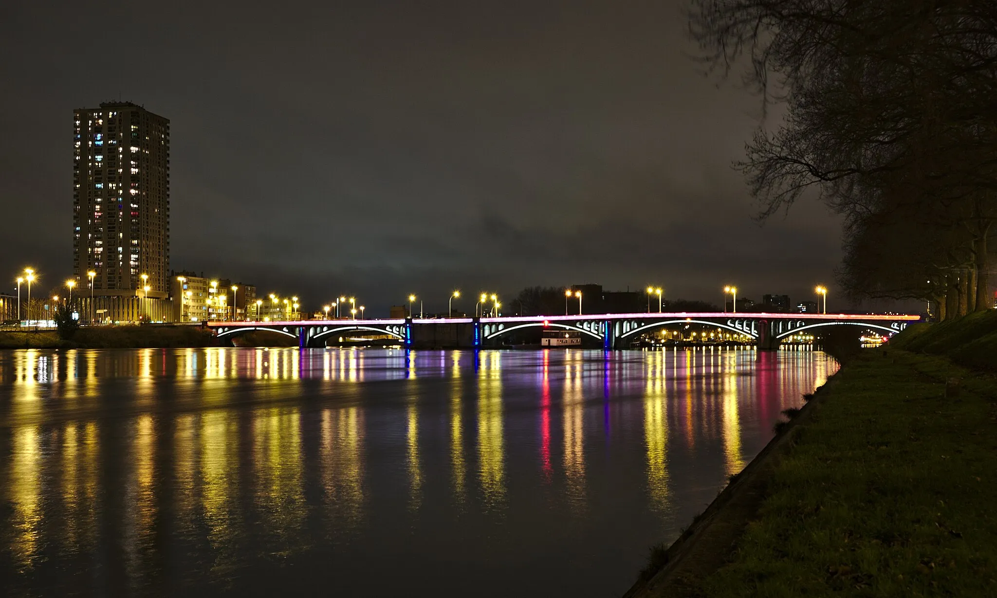 Photo showing: Pont Atlas at night in Liege, Belgium (DSCF3325)