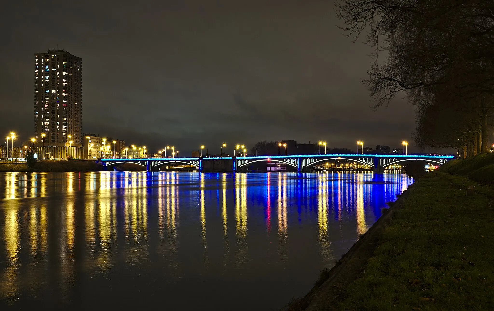 Photo showing: Pont Atlas at night in Liege, Belgium (DSCF3326)