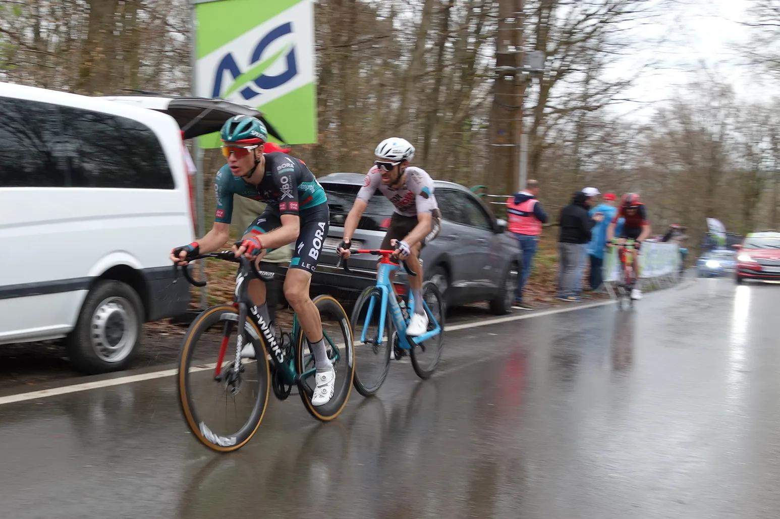 Photo showing: Achtervolgende groep op de Roche-aux-Faucons in de finale van Luik-Bastenaken-Luik op zondag 23 april 2023.