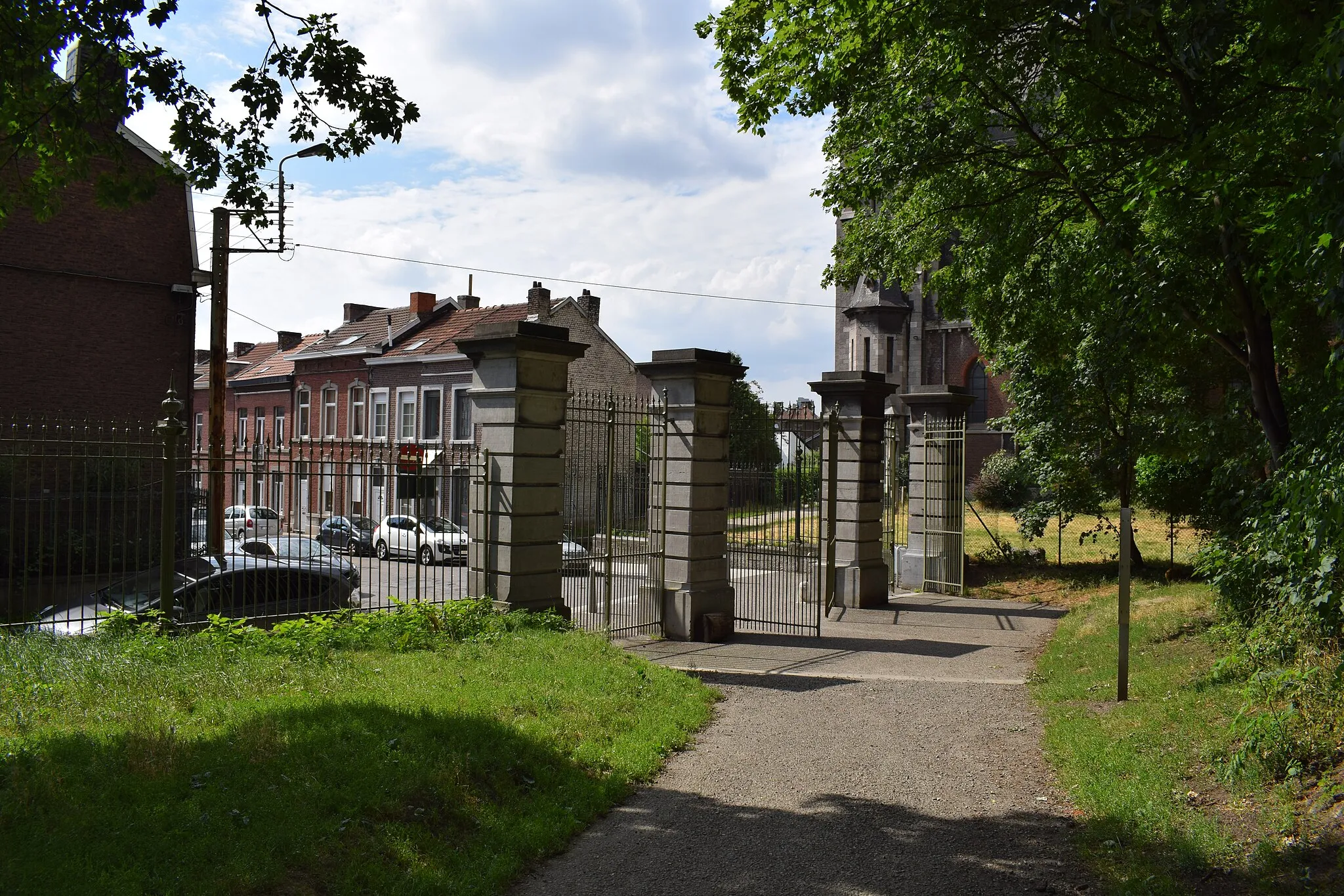 Photo showing: Vue des alentours de l'église Saint-Lambert (ancienne église du couvent des Missionnaires Oblats de Marie Immaculée) et du parc des Oblats à Grivegnée (quartier de la ville de Liège, en Belgique).