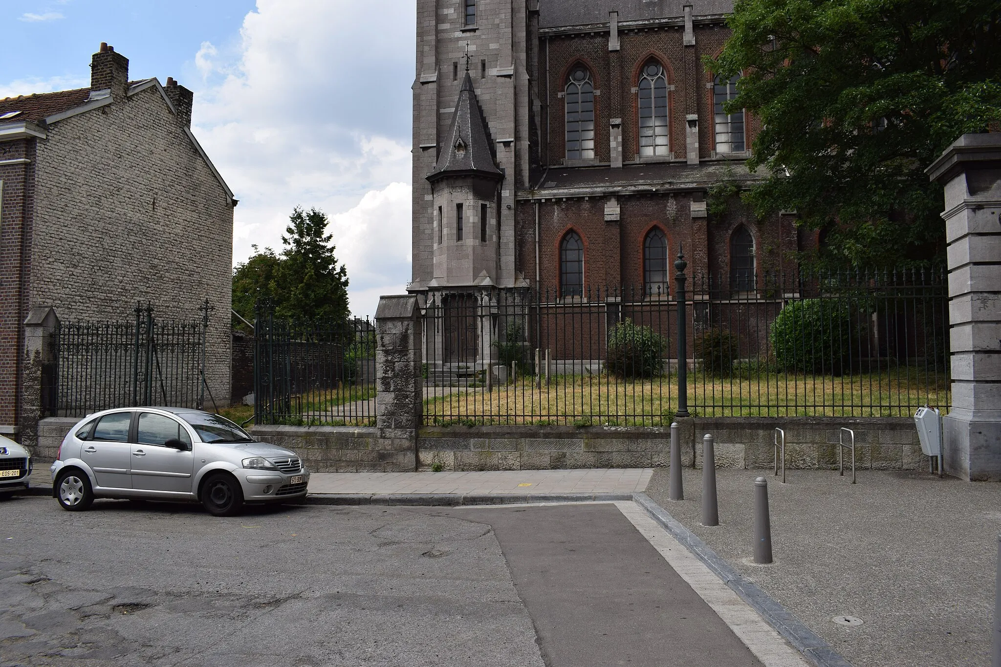 Photo showing: Vue des alentours de l'église Saint-Lambert (ancienne église du couvent des Missionnaires Oblats de Marie Immaculée) et du parc des Oblats à Grivegnée (quartier de la ville de Liège, en Belgique).