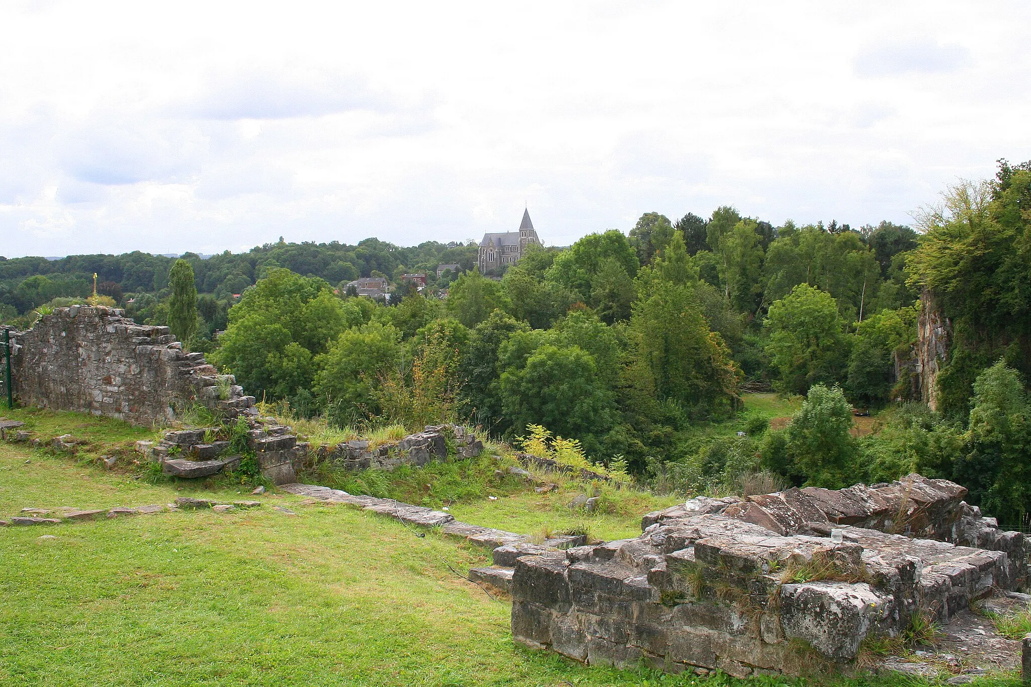 Photo showing: Moha (Belgium),  the castle ruins (XIth century.