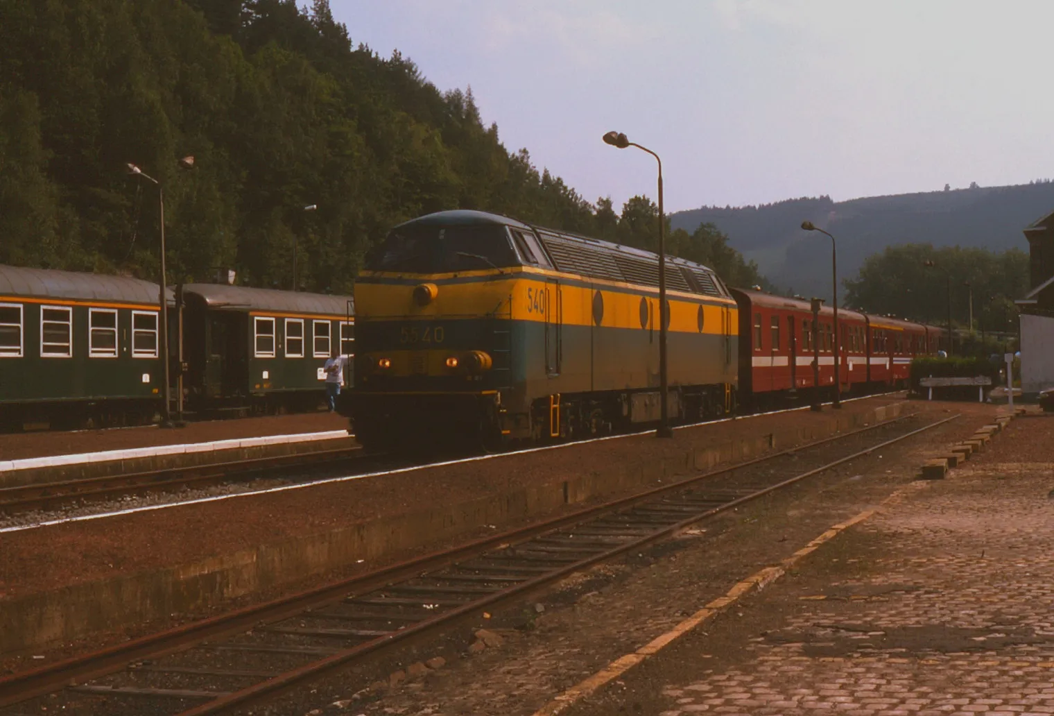 Photo showing: Belgian Railways class 55 no. 5540 on one of its common workings - InterRegional trains on the Liège to Luxembourg line prior to electrification. Seen at Trois Ponts in Belgium on 19 August 1995 is 5540 on train IR116, 14:10 Luxembourg to Liège-Guillemins.