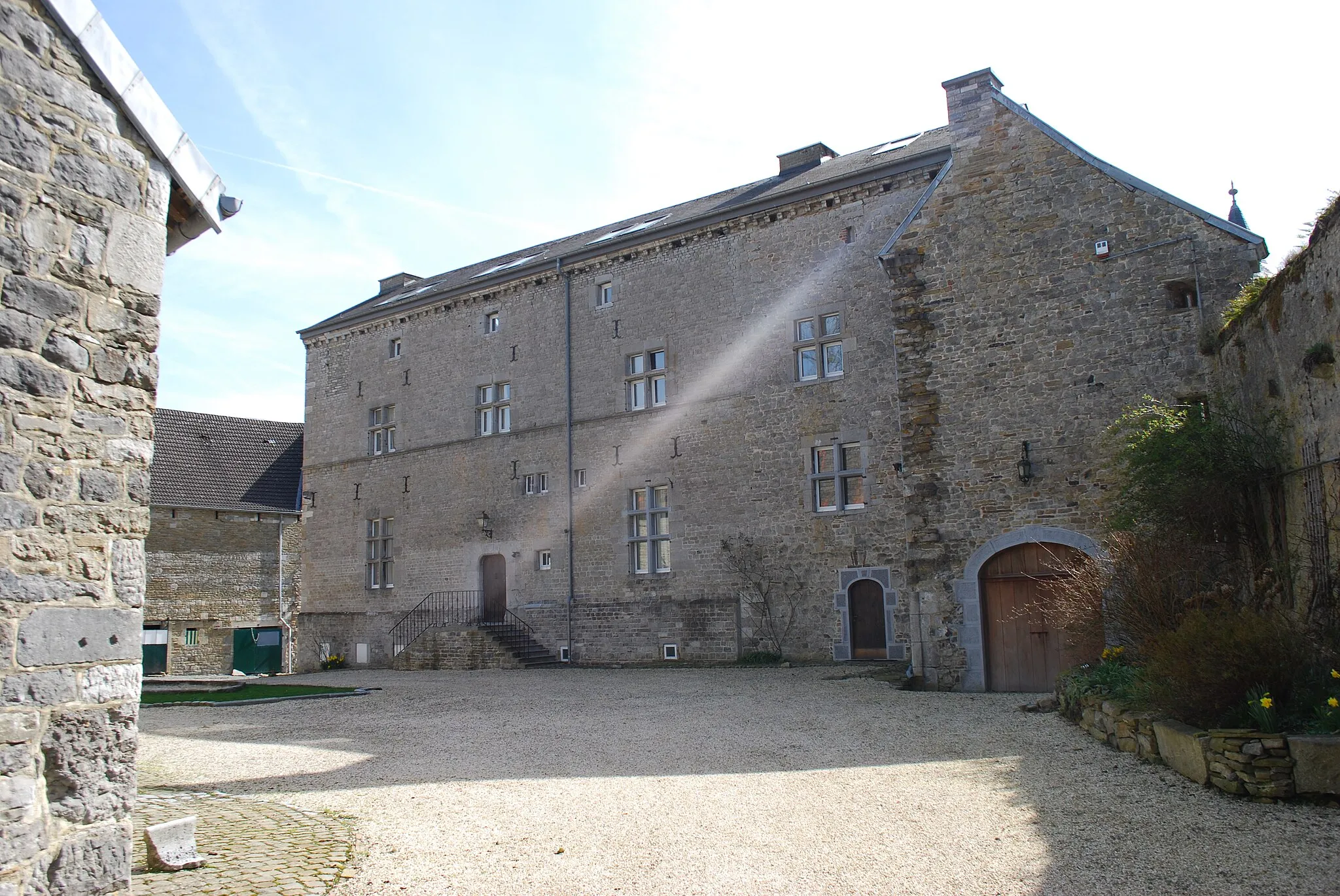 Photo showing: Château-ferme de Tavier,vue du village de Tavier, dans la commune d'Anthisnes (province de Liège, en Belgique).