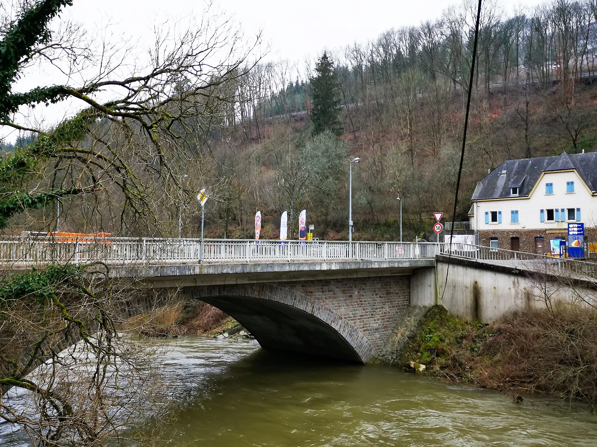 Photo showing: Dasburg / Dasbourg-Pont. The border bridge over the river "Our". View from Germany (Dasburg) towards Luxembourg (Dasbourg-Pont).