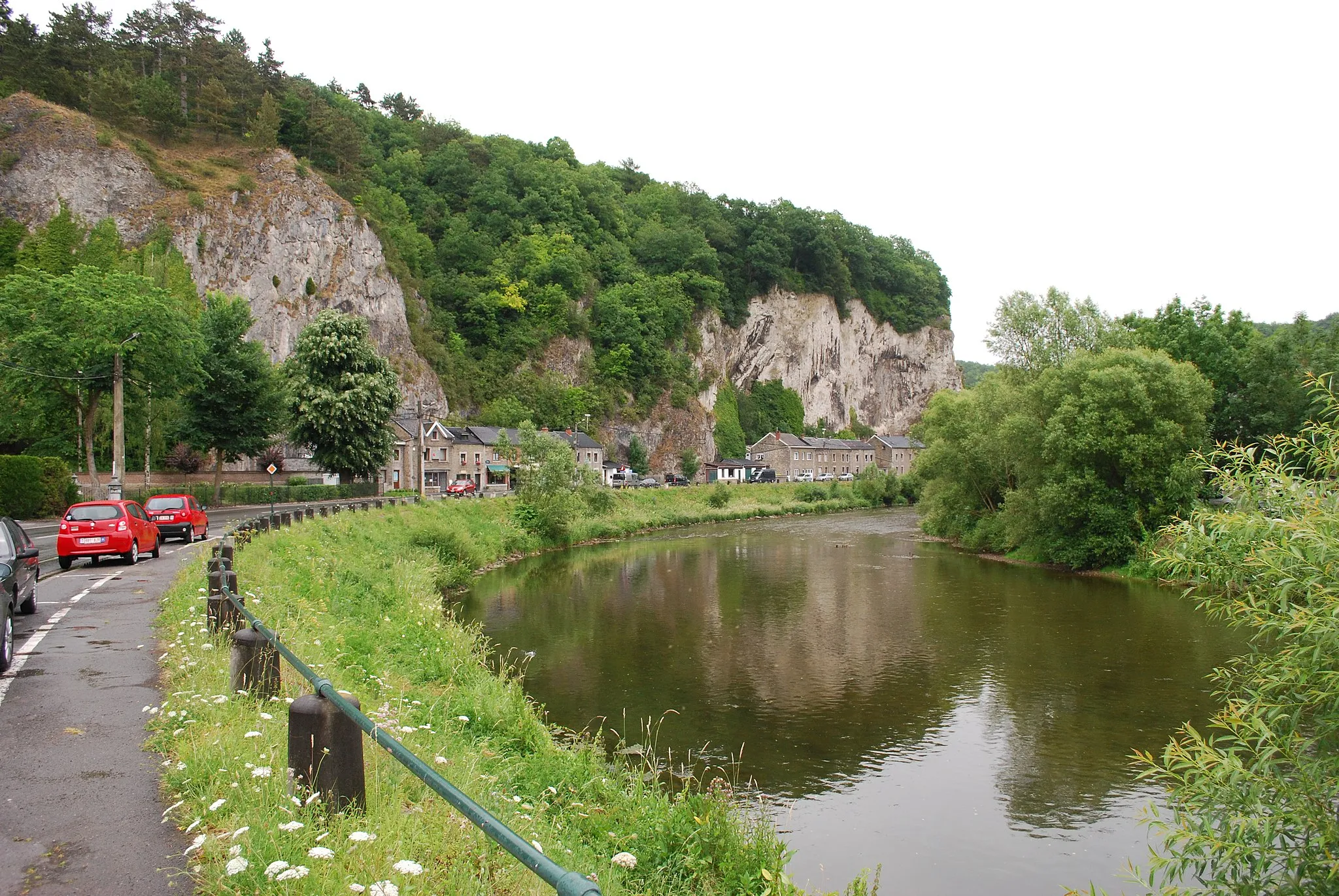 Photo showing: Comblain-au-Pont : quai de l'Ourthe, vue de l'Ourthe vers l'aval.