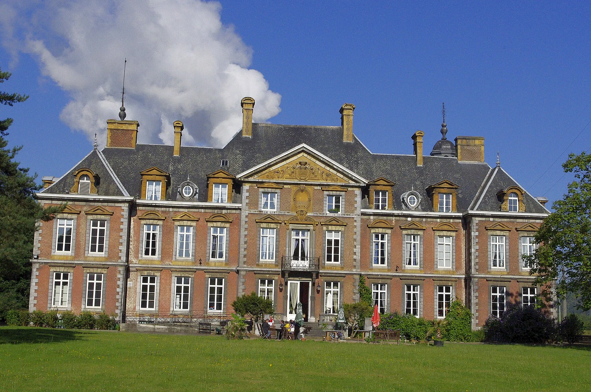 Photo showing: Château de la Neuville à Neuville-sous-Huy, Tihange, Belgique - côté jardin