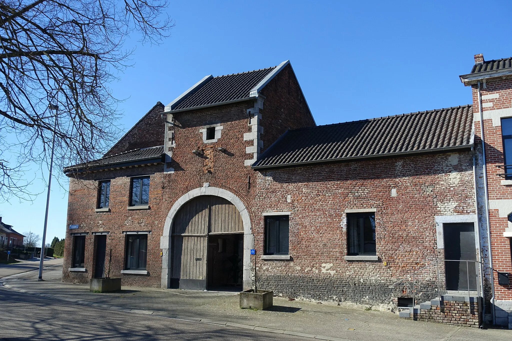 Photo showing: 17de eeuwse gesloten hoeve, Marktplaats Montenaken (Gingelom)