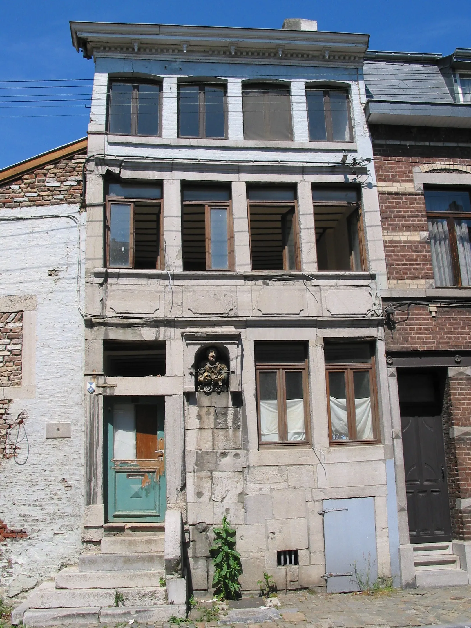 Photo showing: Herve (Belgique), rue Jardon n° 88 - Habitation régionale typique à perron et potale encastrée dédiée au Christ, très connue sous l'appelation locale de  "Maison du Père Éternel" (1737).