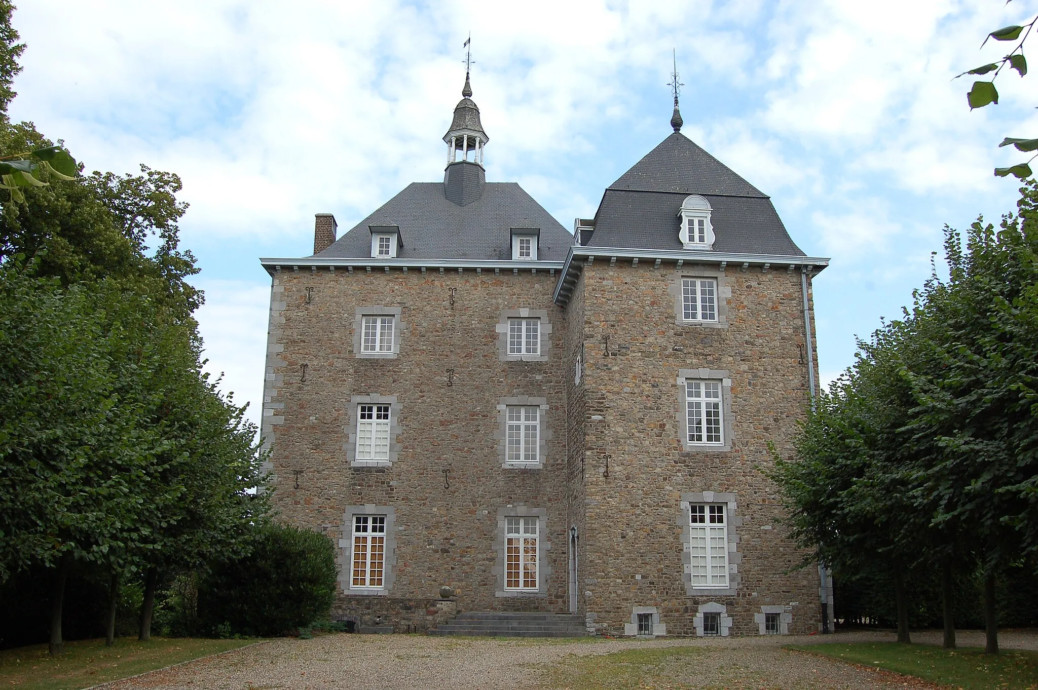 Photo showing: West face of the Wodémont Château