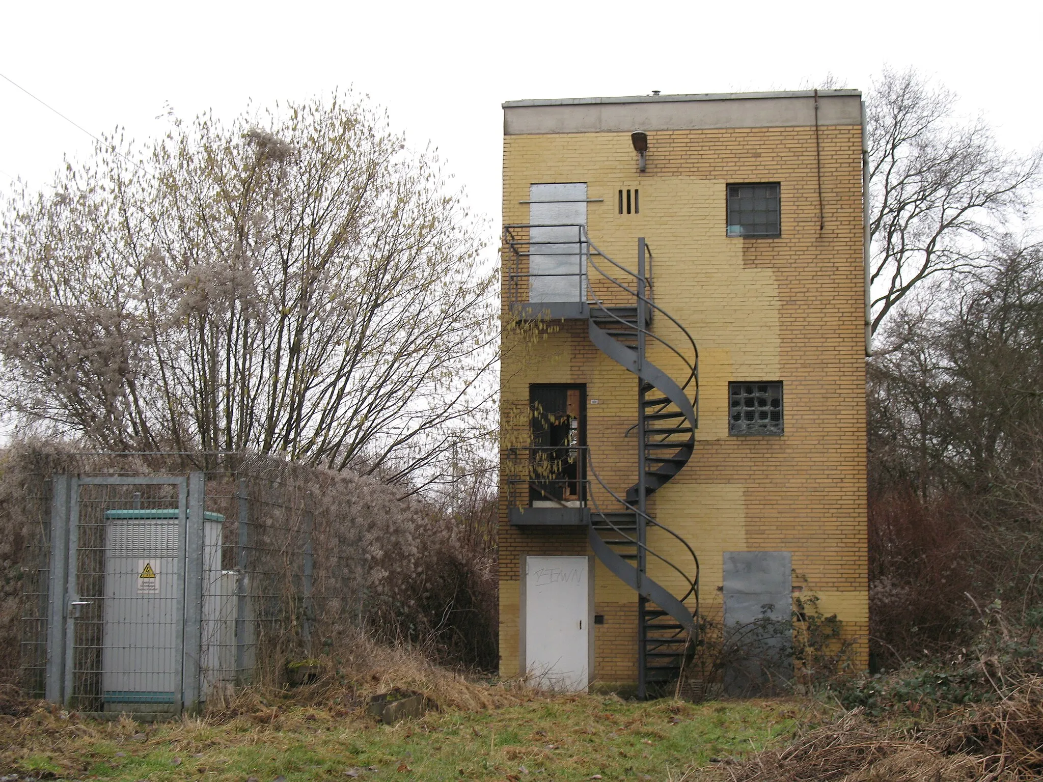 Photo showing: Derichsweiler, ehemaliges Stellwerk, 03.02.2011