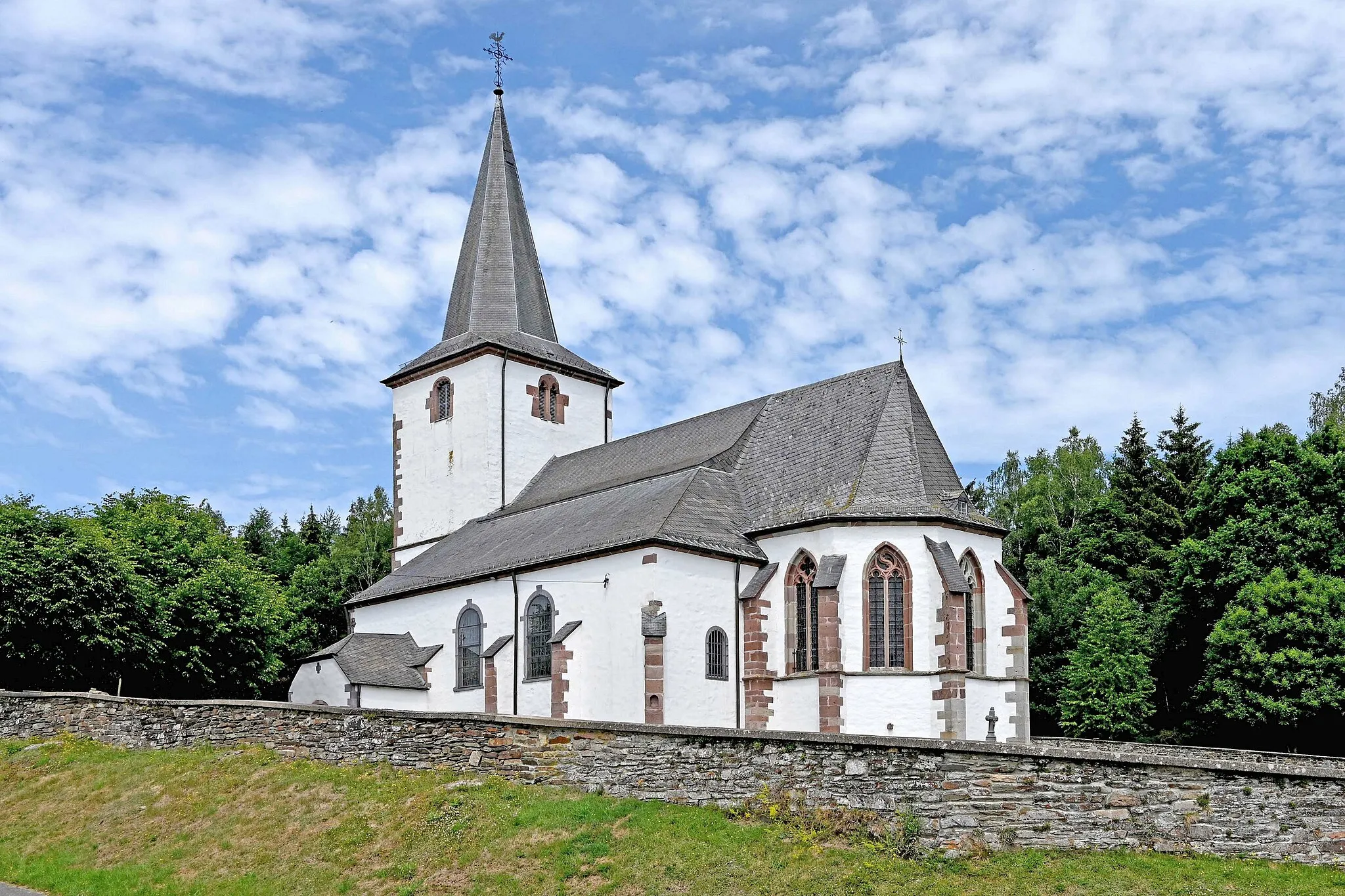 Photo showing: St. Mariä-Himmelfahrt (Neundorf) von Südosten