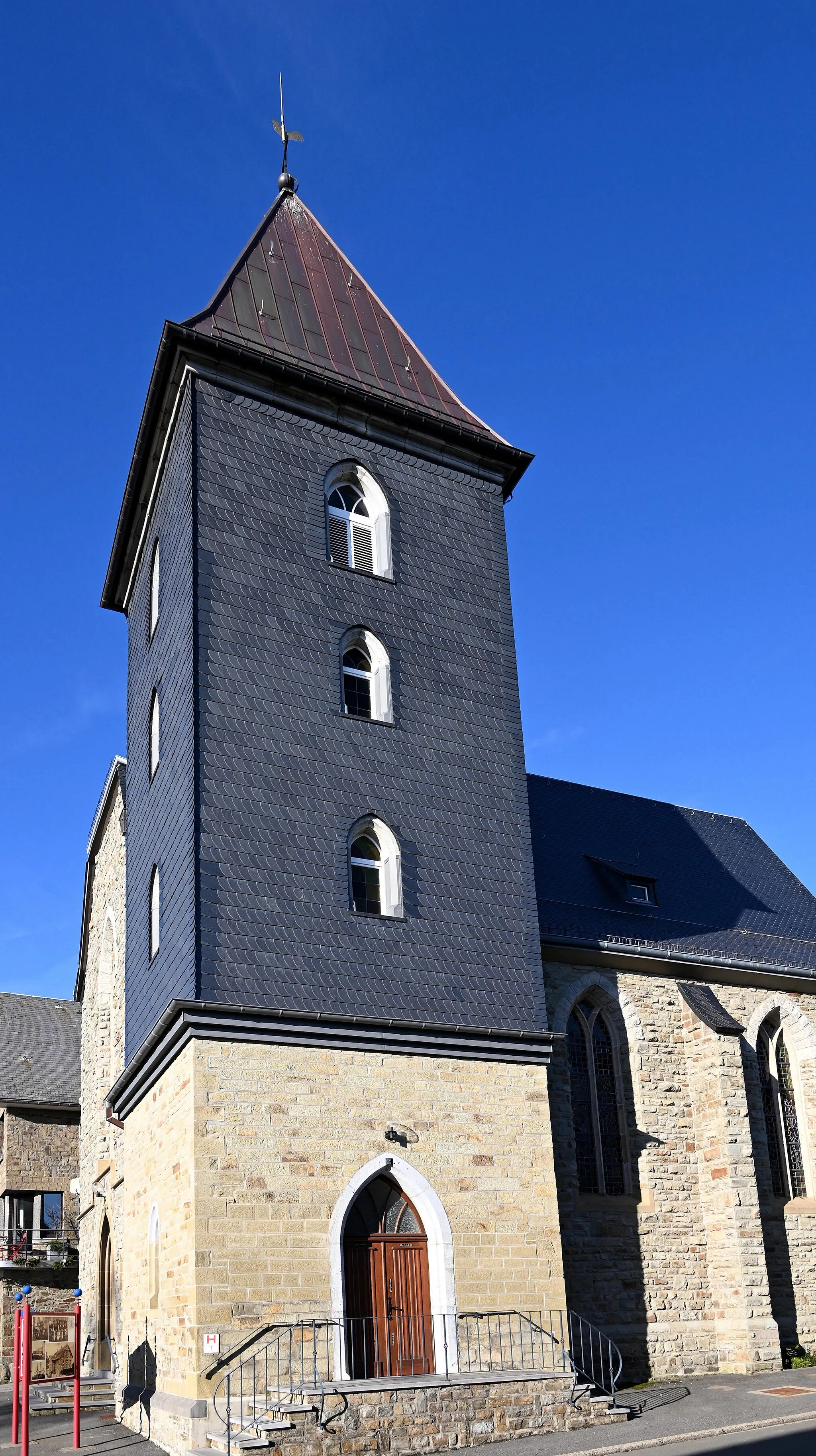 Photo showing: Dreikönigskirche (Nidrum), Turm (1861) und Seitenportal