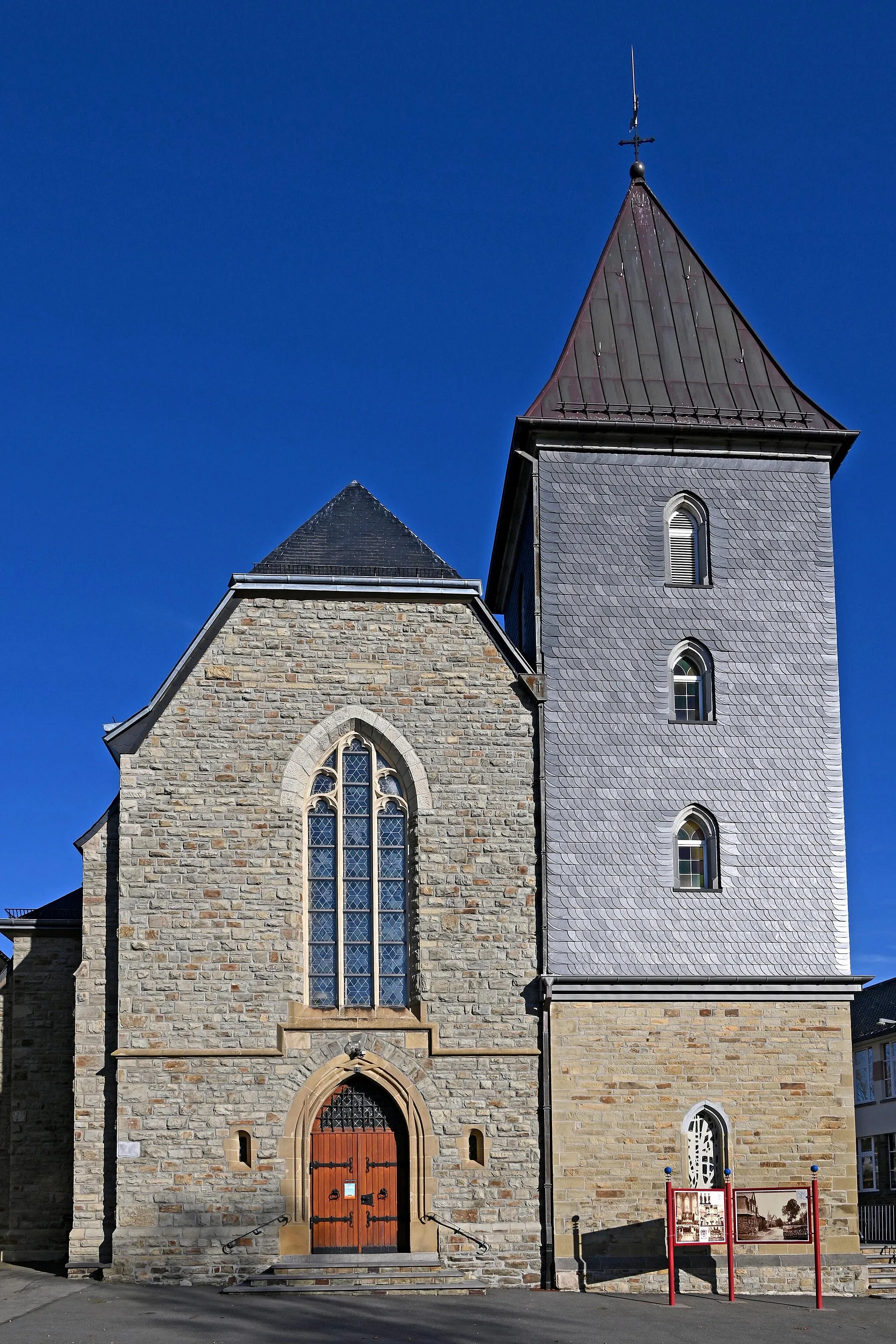 Photo showing: Dreikönigskirche (Nidrum), Westfassade mit Hauptportal und Turm