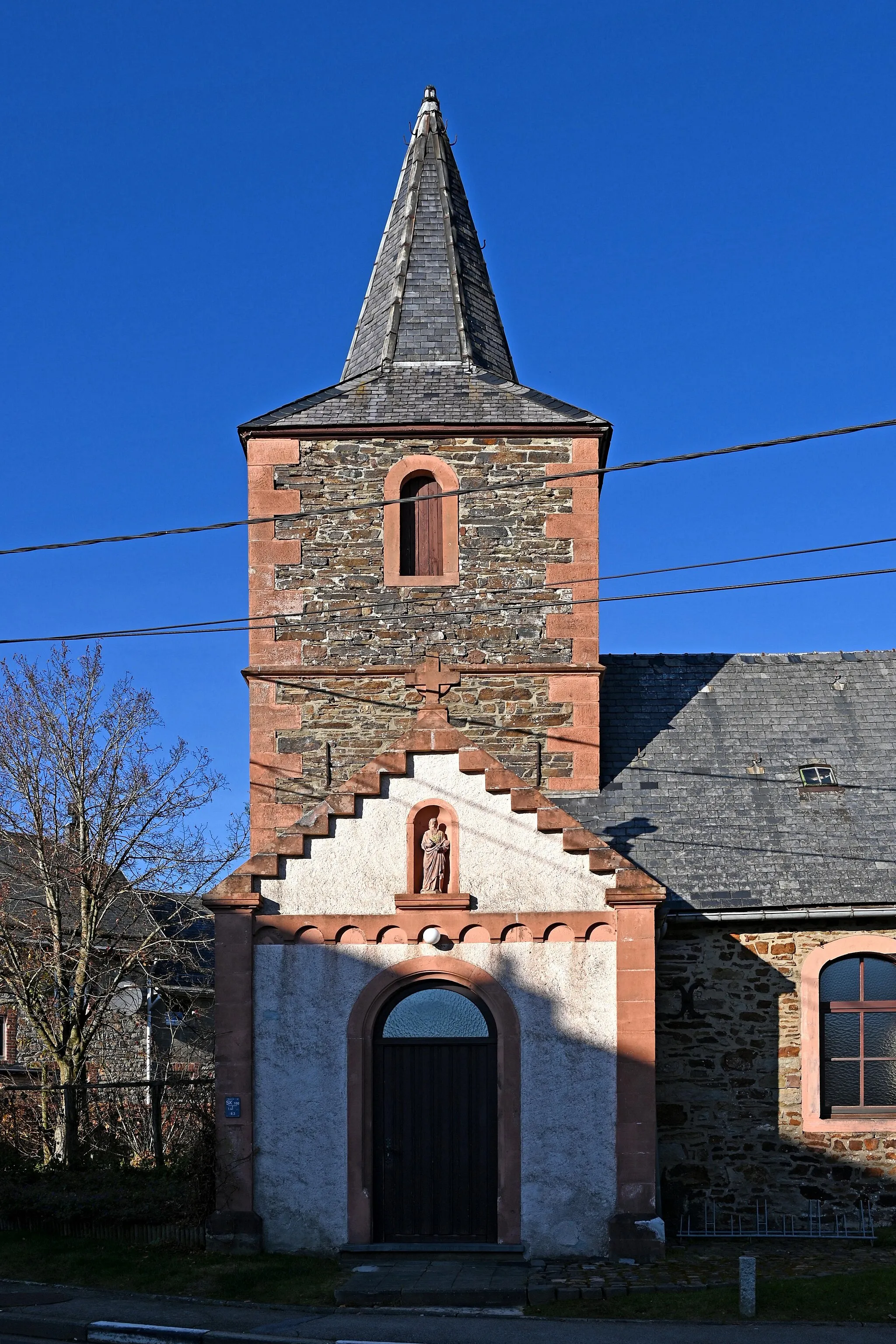 Photo showing: Alt-St. Matthias (Honsfeld), Südseite mit Portal und Westturm