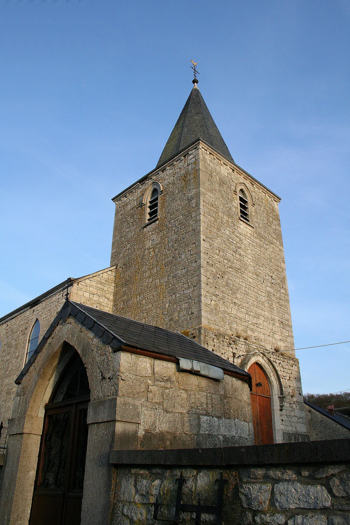 Photo showing: Ny (Belgique), l'église Notre-Dame (restaurée en 1855 - tour carrée du XVIIe siècle).