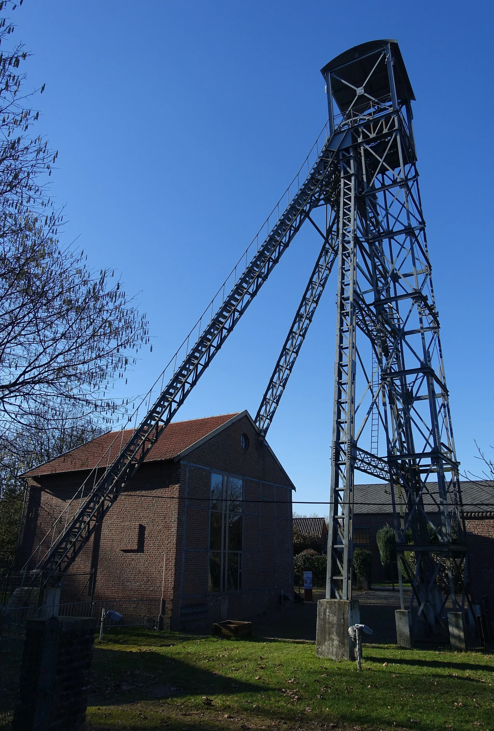 Photo showing: Metalen schachttoren van de koolmijn van Bas-Bois in Soumagne en gebouw met ophaalmachine