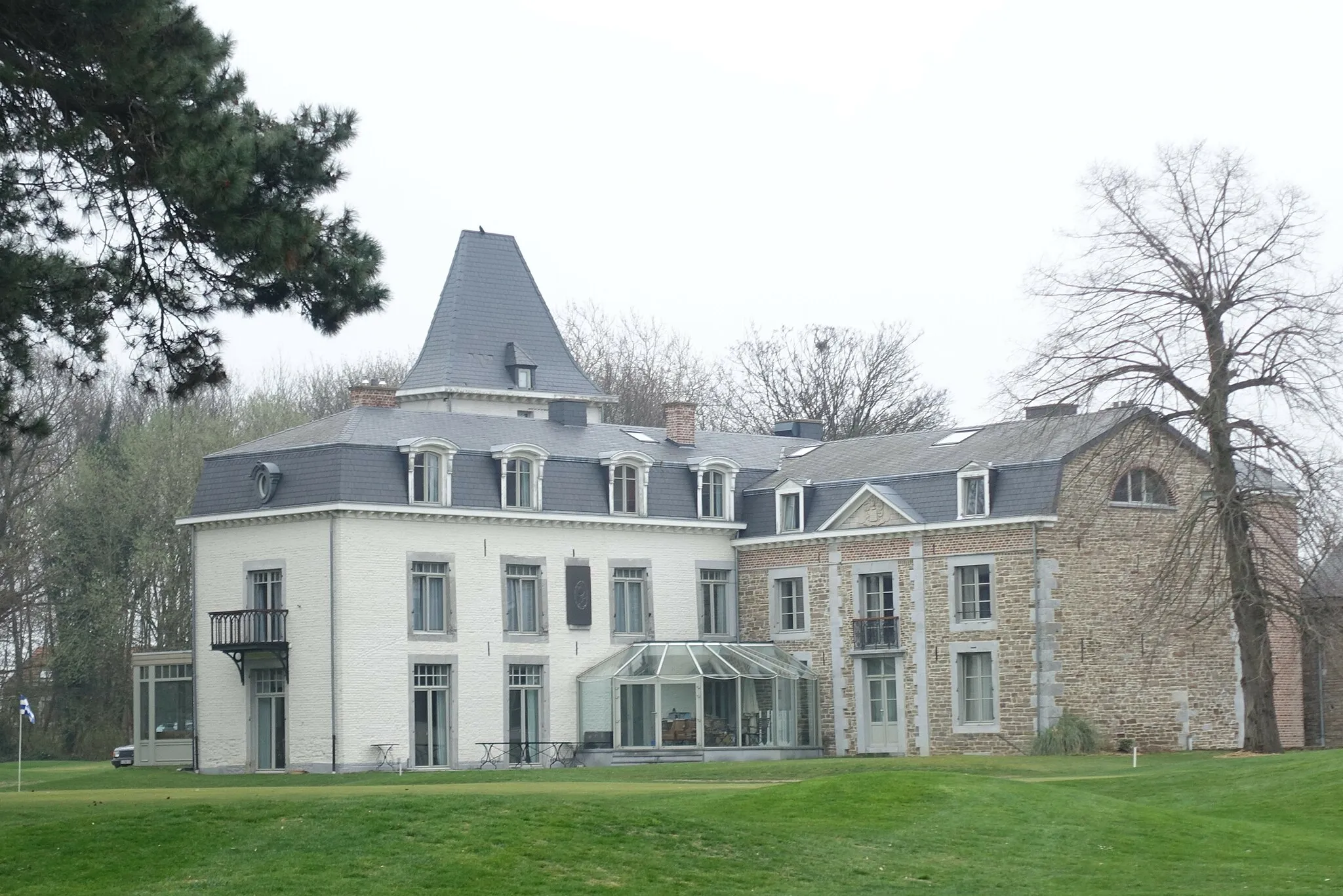 Photo showing: Kasteel Bernalmont in Bressoux (Luik), vroegere woning van de directeur van de koolmijn la Grande Bacnure, nu golfterrein