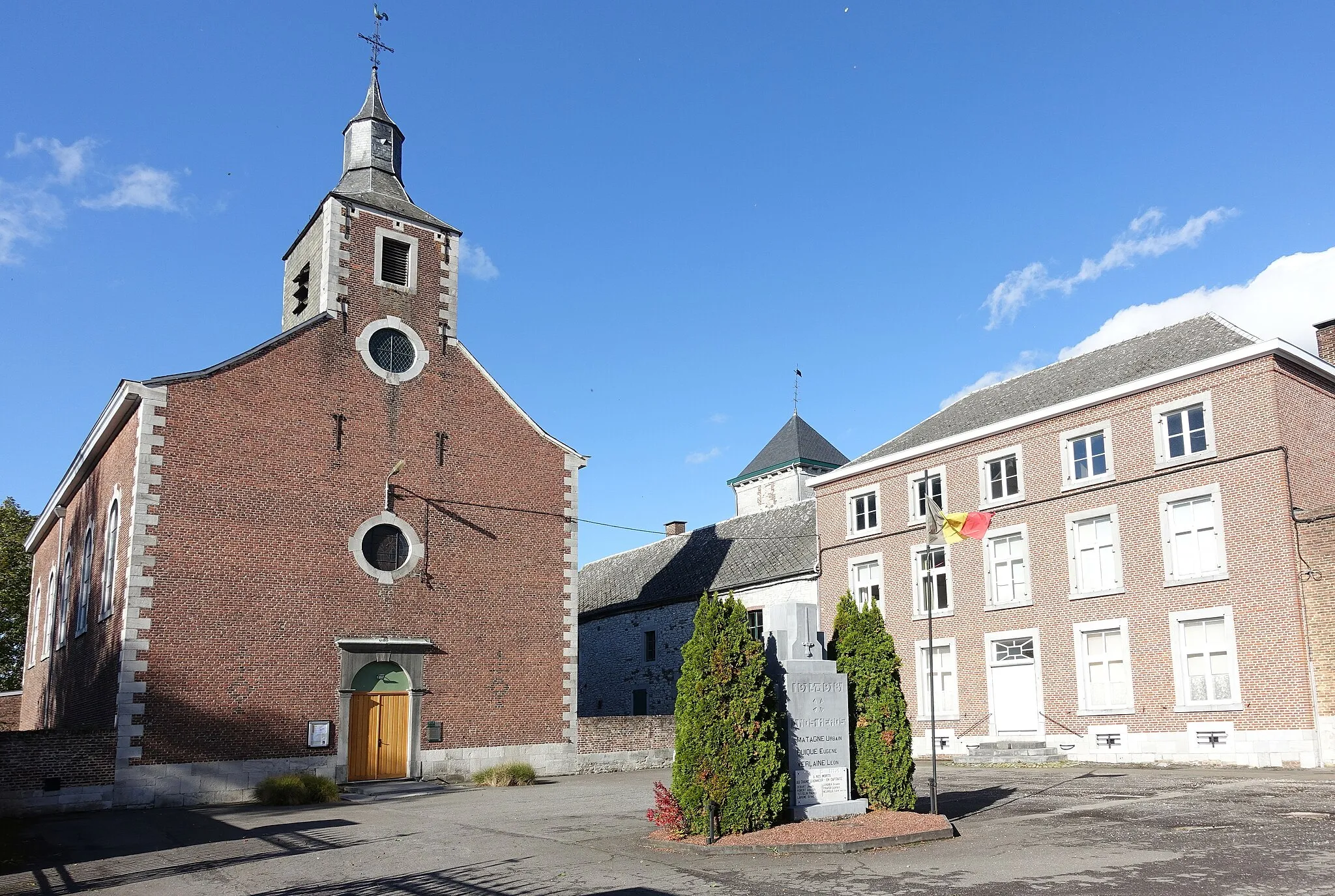 Photo showing: Kerk Saint-Pierre en Ferme de la Tour aan de Place des Hèros in Vinalmont (Wanze)