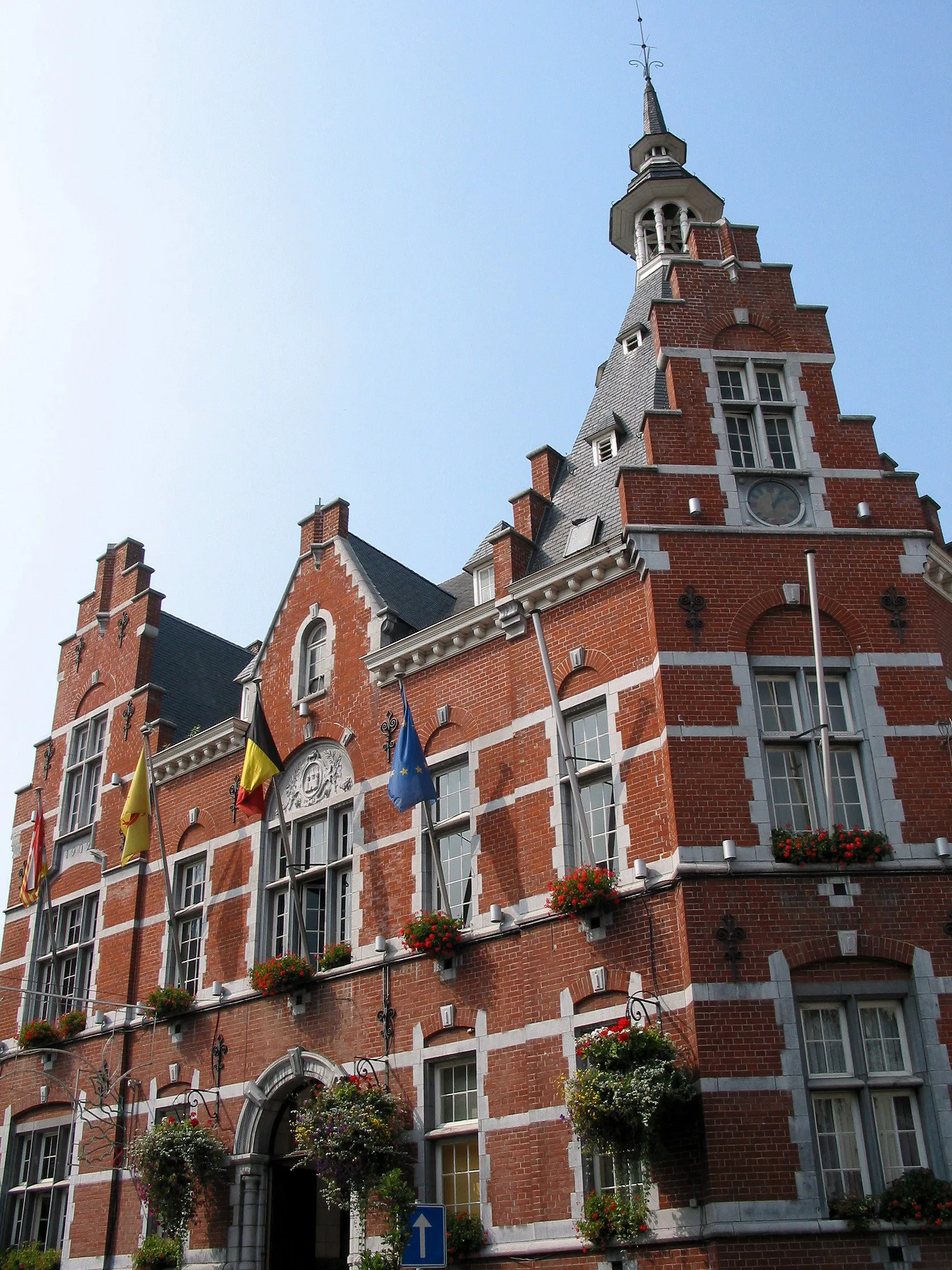 Photo showing: Waremme (Belgium), the town hall (1901 - architect: Bricteux).