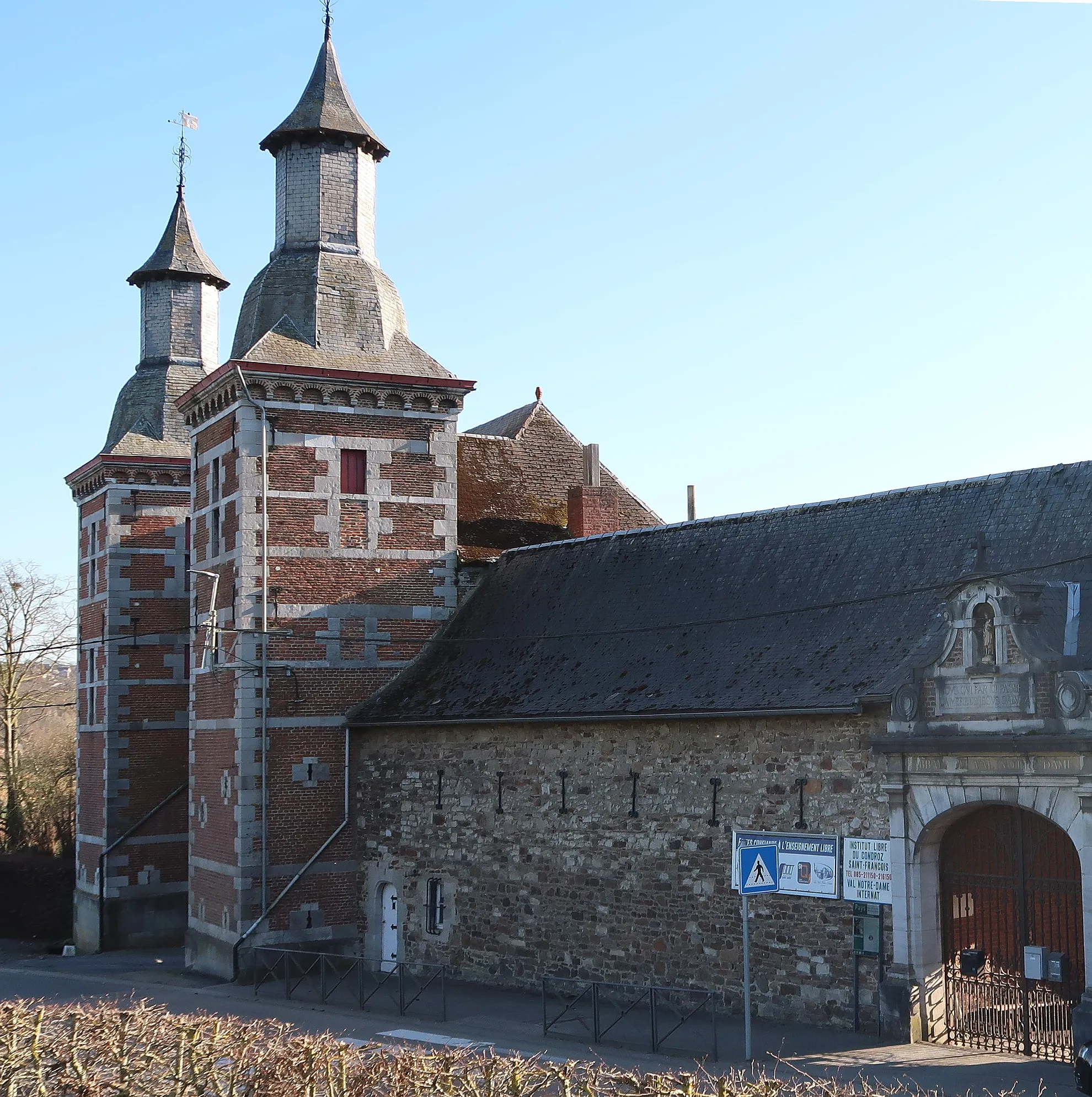 Photo showing: Val Notre-Dame, portaal van 1629 van de voormalige cisterciënzer abdij van Val-Notre-Dame tegenwoordig een schoolː Institut Libre du Condroz Saint-François en Antheit (Wanze)