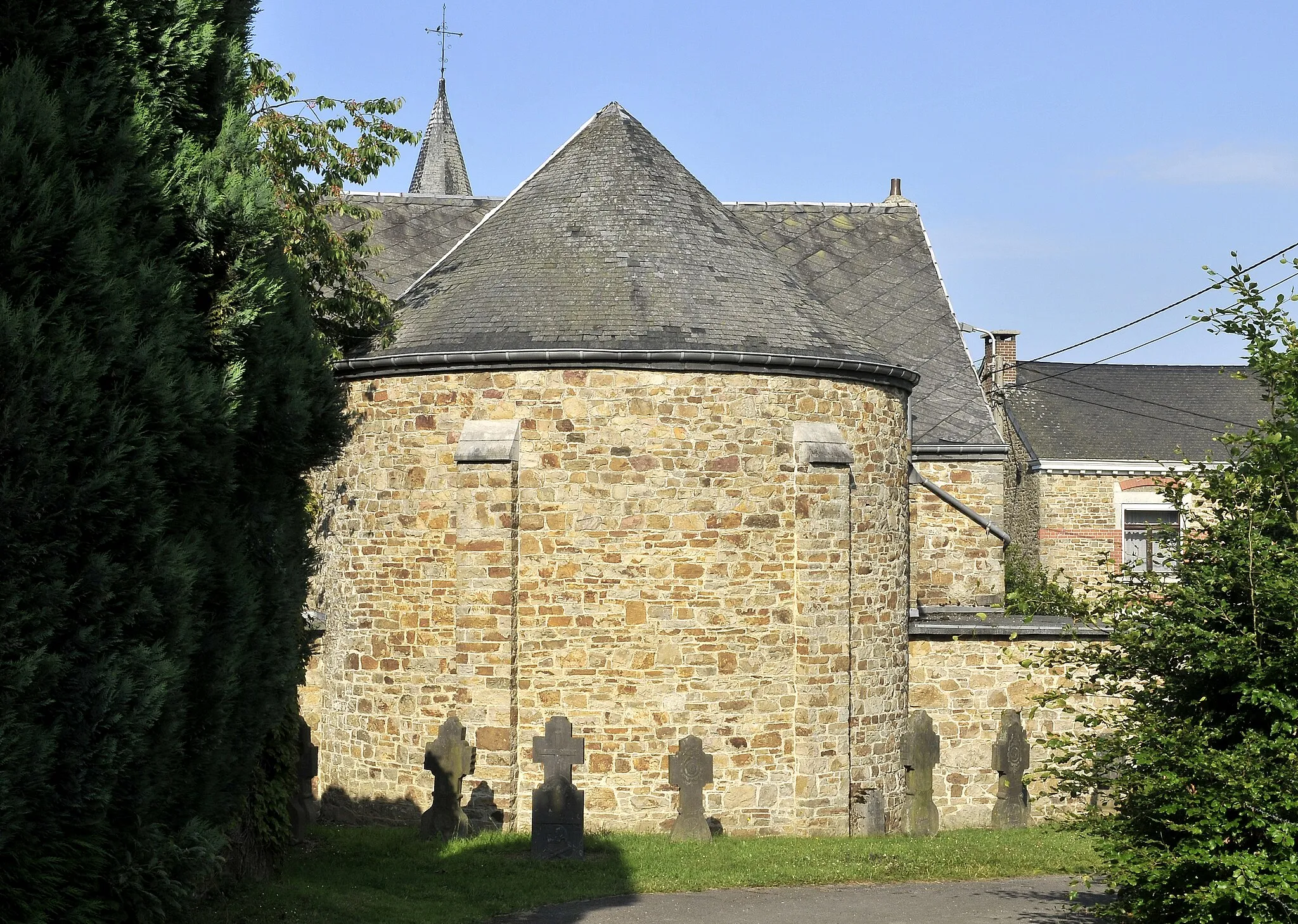 Photo showing: Apse of St. Joseph church, with sepulchral crosses. Ernonheid, Aywaille, Liege, Wallonia, Belgium