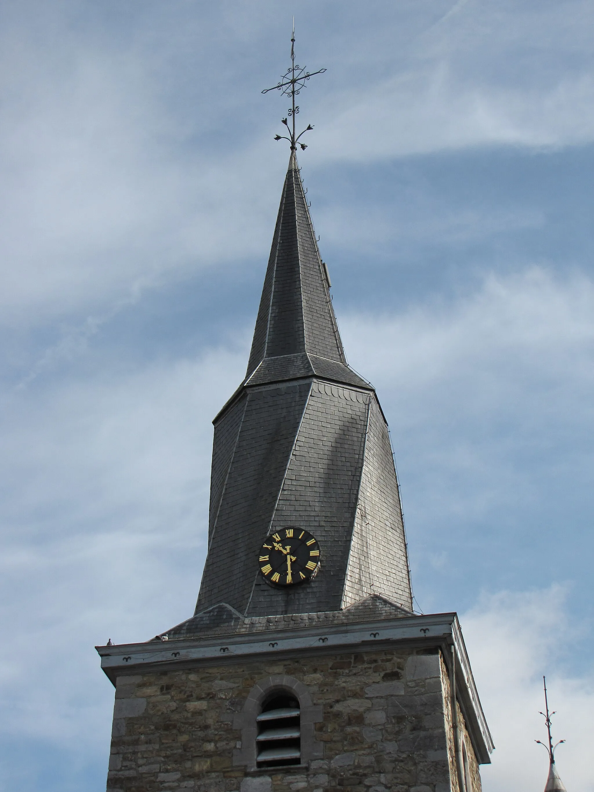 Photo showing: L’église remonte à 1450 et transformée à plusieurs reprises. La forme hélicoïdale se rencontre dans d’autres villages de la région et serait adaptée à la résistance aux vents.