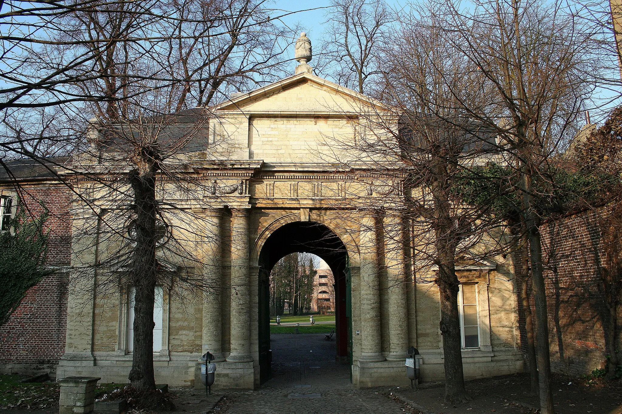 Photo showing: Forest (Belgium),  curved wing door of the old Abbey (XII-XVIIIth century).