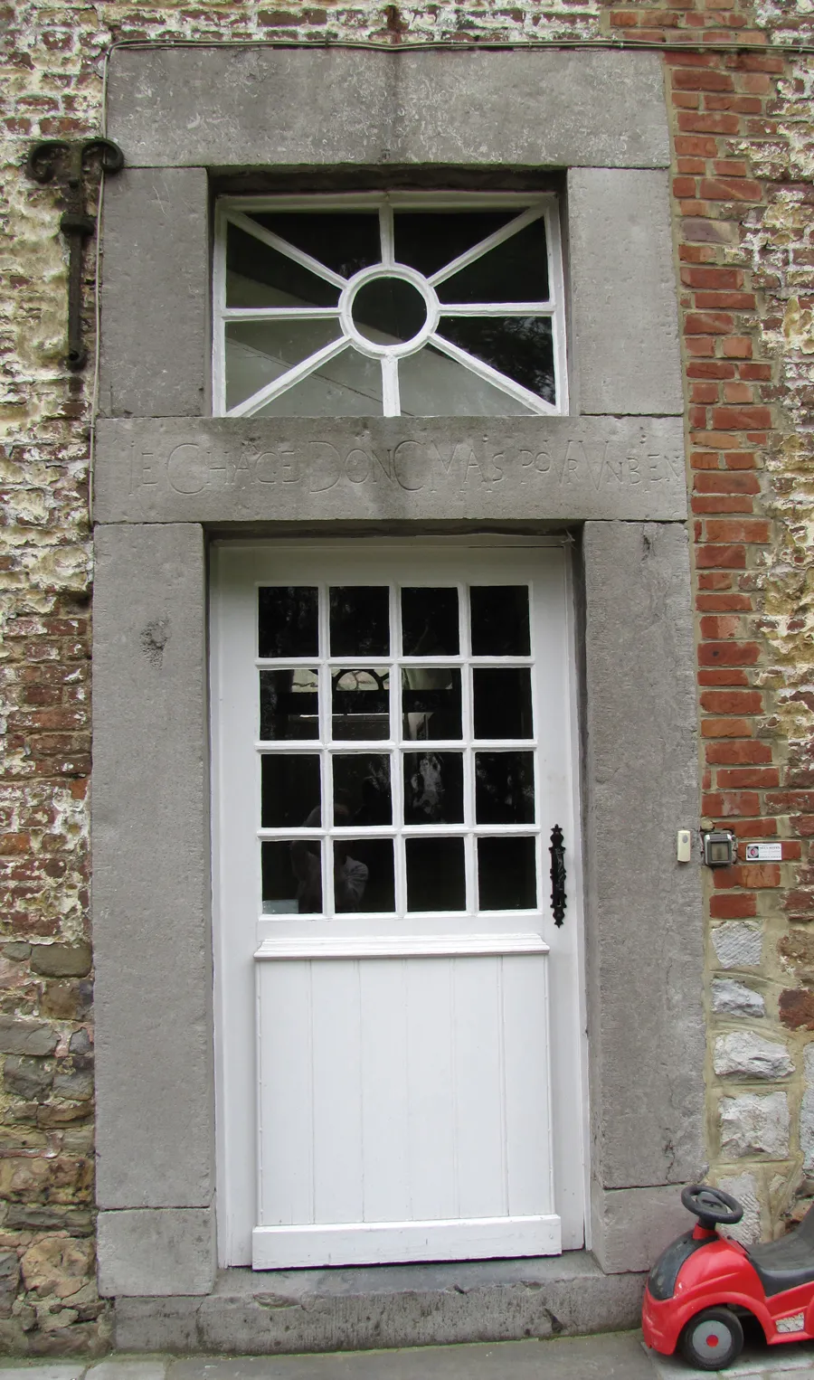 Photo showing: One of the two doors with chronogram of the farm of St. Barbe in Clermont-sous-Huy, Belgium, 1713.