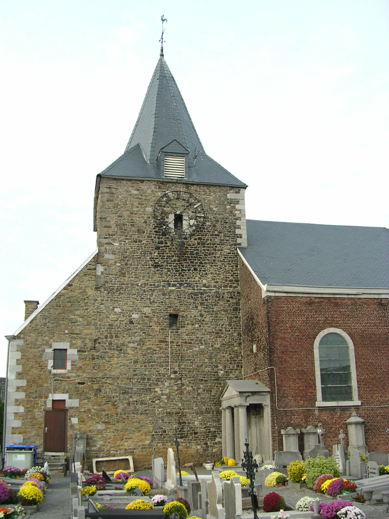 Photo showing: Kirchturm an der Kirche St. Pierre in Mortier (gehört zu Blegny bei Lüttich)