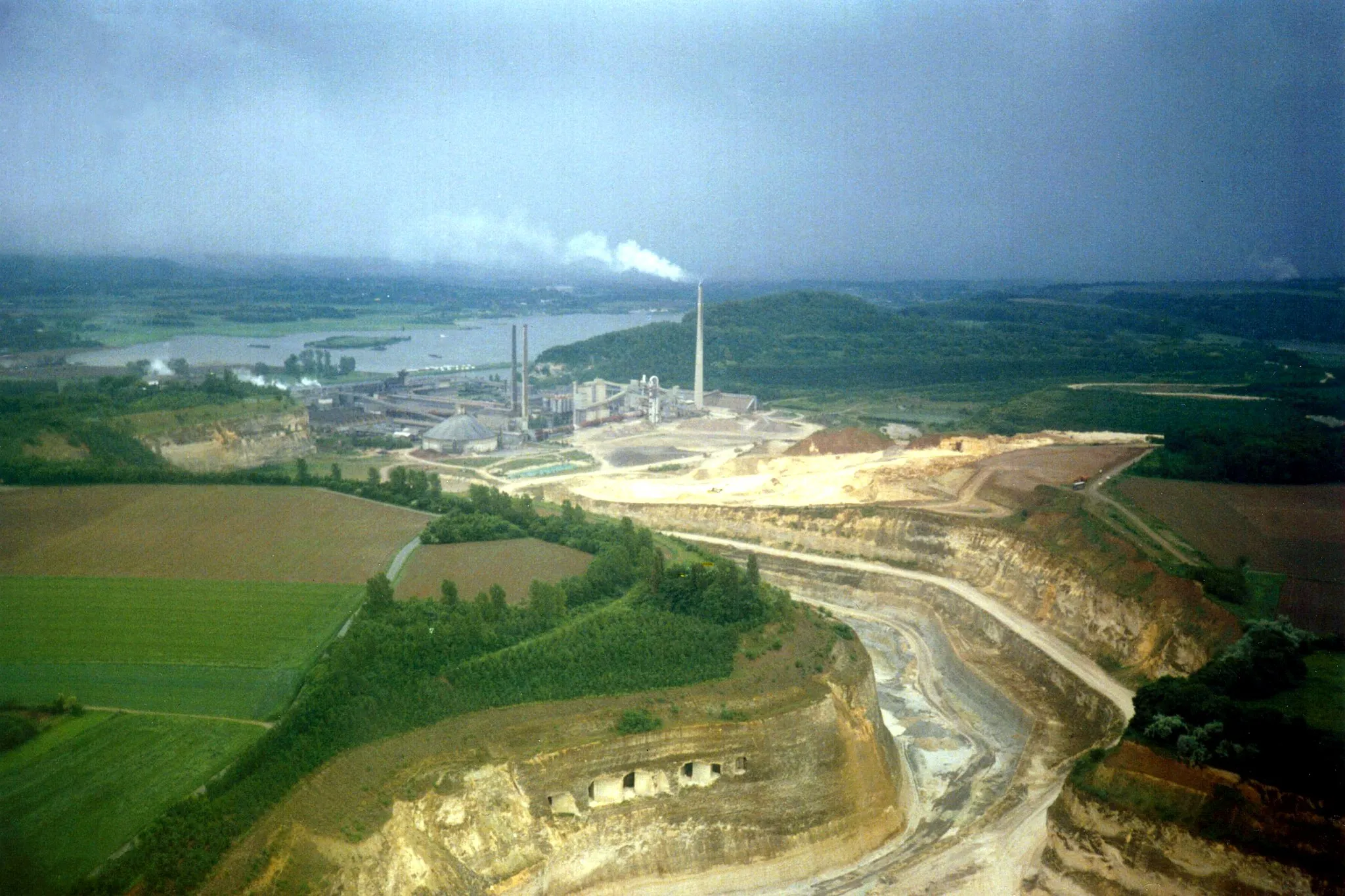 Photo showing: Haccourt (Belgium), the cement factory.