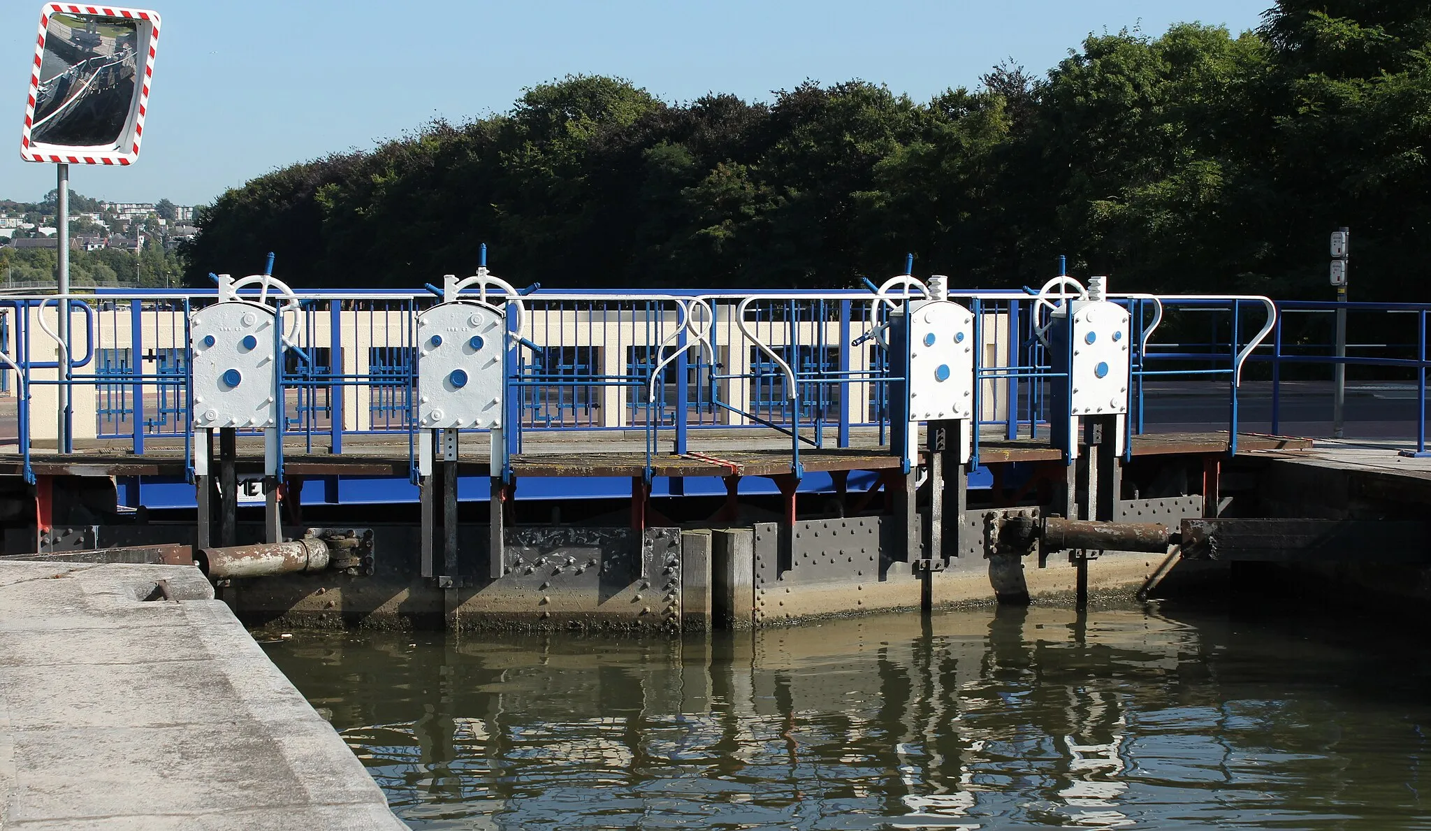 Photo showing: Vue de la porte s'ouvrant vers la Meuse de la vieille écluse de Visé permettant l'accès au canal Albert.