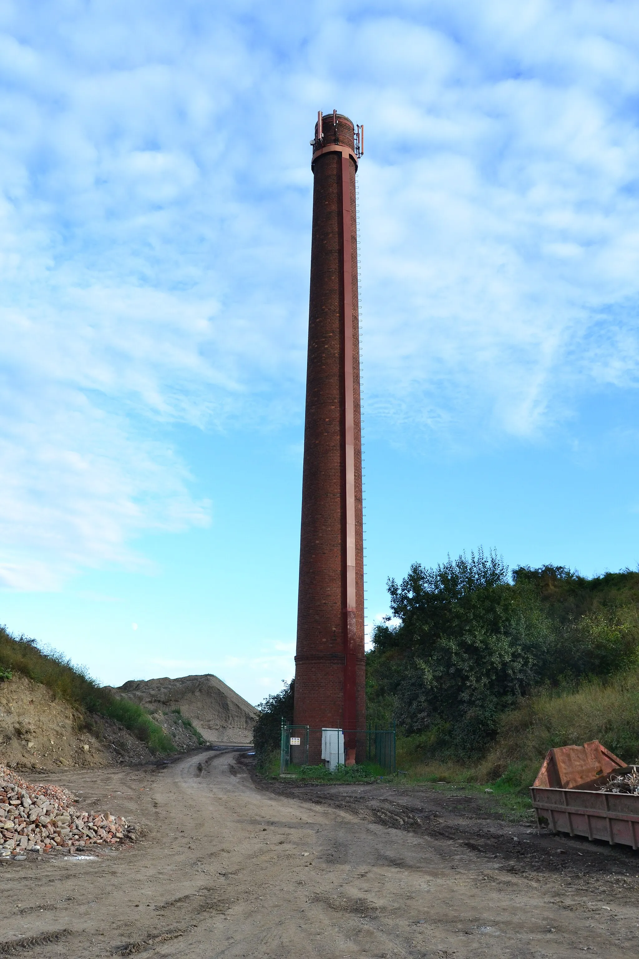 Photo showing: Chemney of the ancient Bure aux Femmes coal mine, Société anonyme des Charbonnages de Patience et Beaujonc réunis, Liège, Belgium)