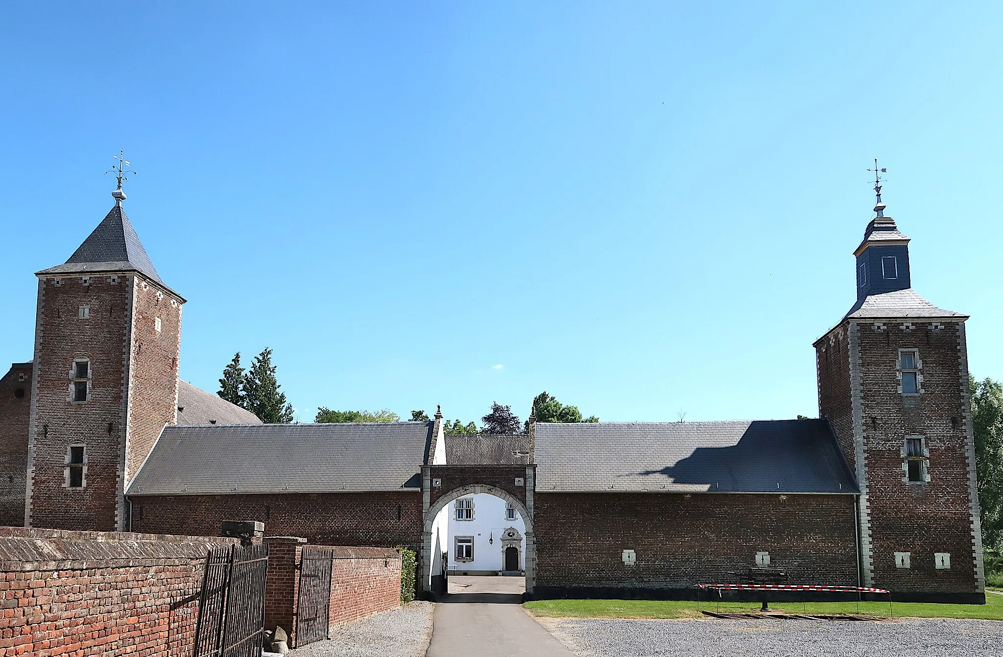 Photo showing: Grande Ferme en Orp-le-Petit (Orp-Jauche)ː ferme en quadrilatère du début du 18e siècle